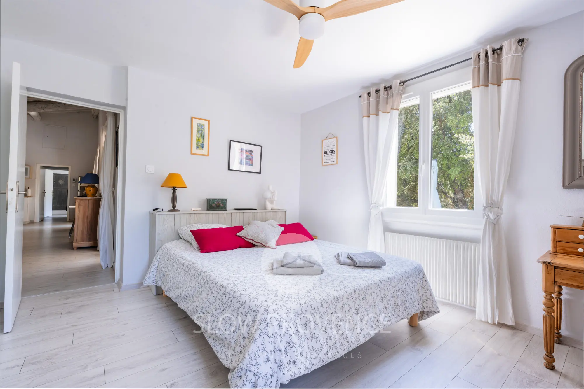 Schlafzimmer 1 mit Blick auf Pool und Garten