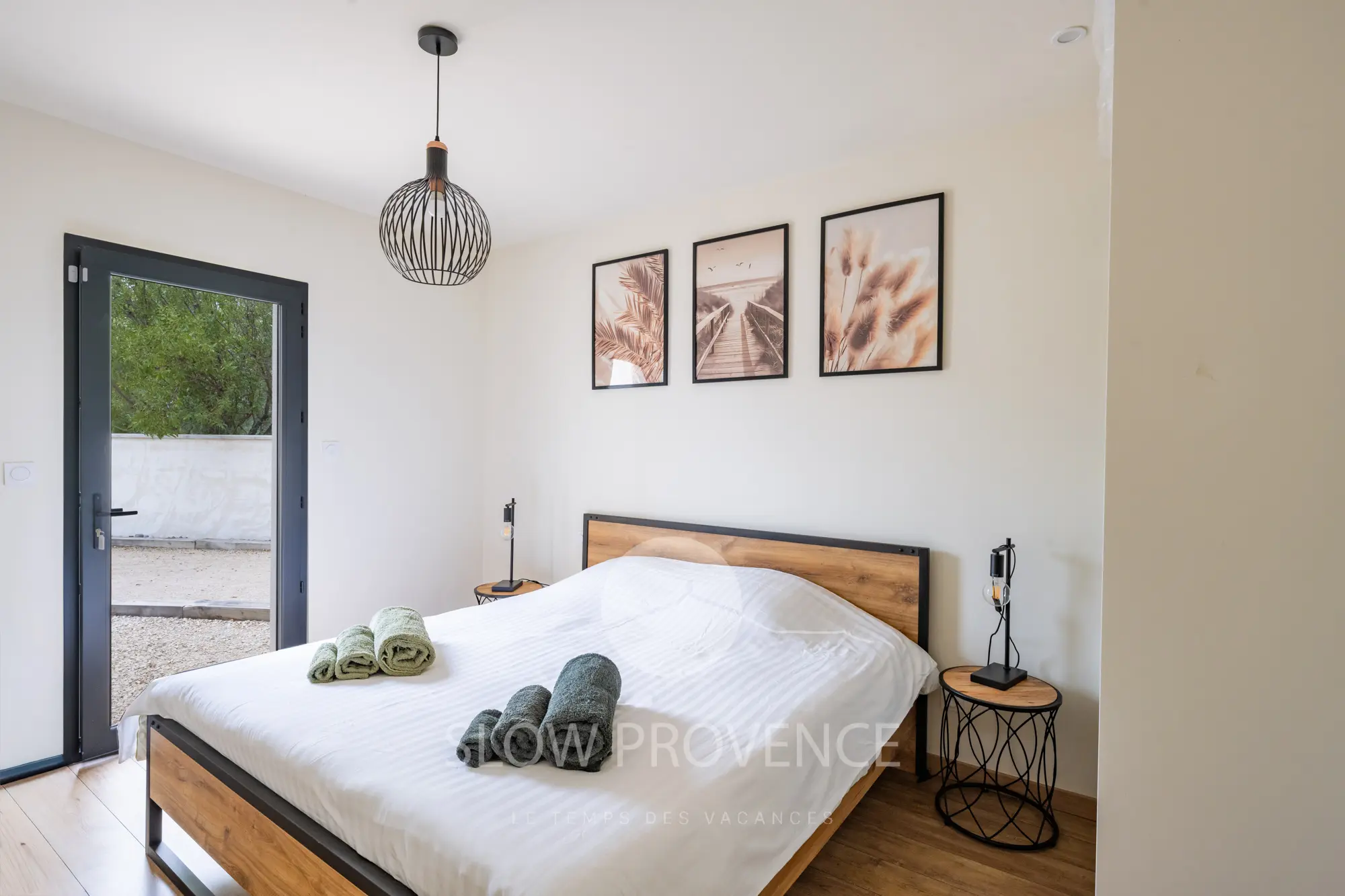 Chambre 1 avec accès jardin et salle de douche privative
