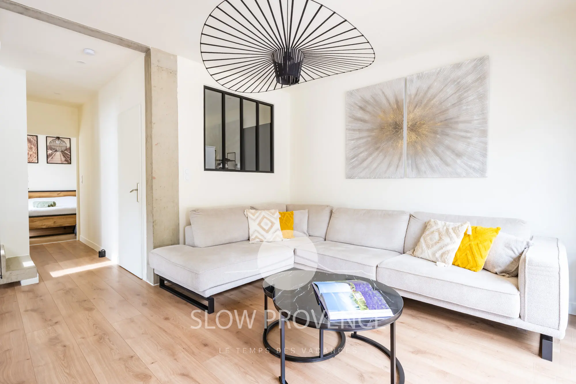 Salon lumineux et ouvert sur la terrasse