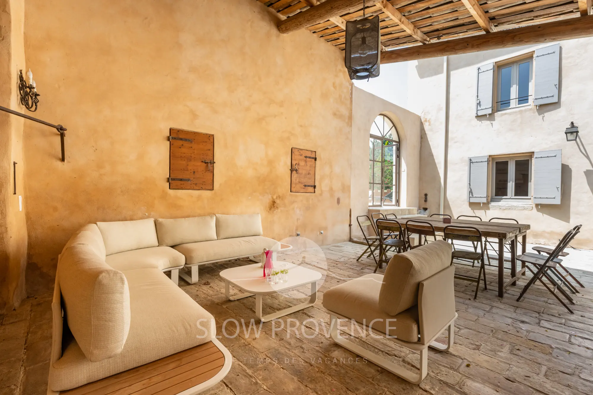 Gartenmöbel und gemütlicher Essbereich