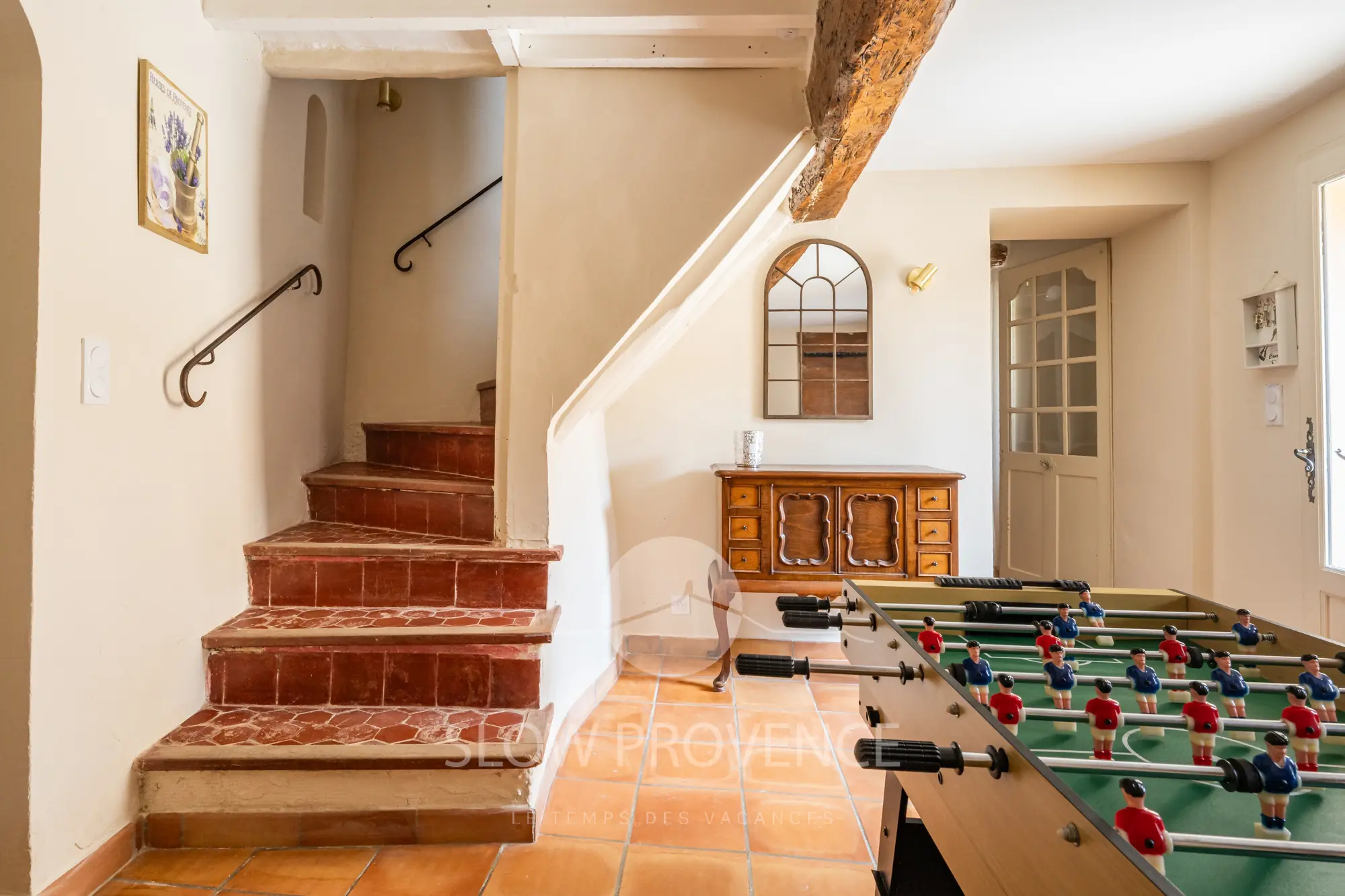 Eingangshalle mit Küche, Esszimmer, Wohnzimmer, Schlafzimmer 1 und Treppe zu den oberen Stockwerken