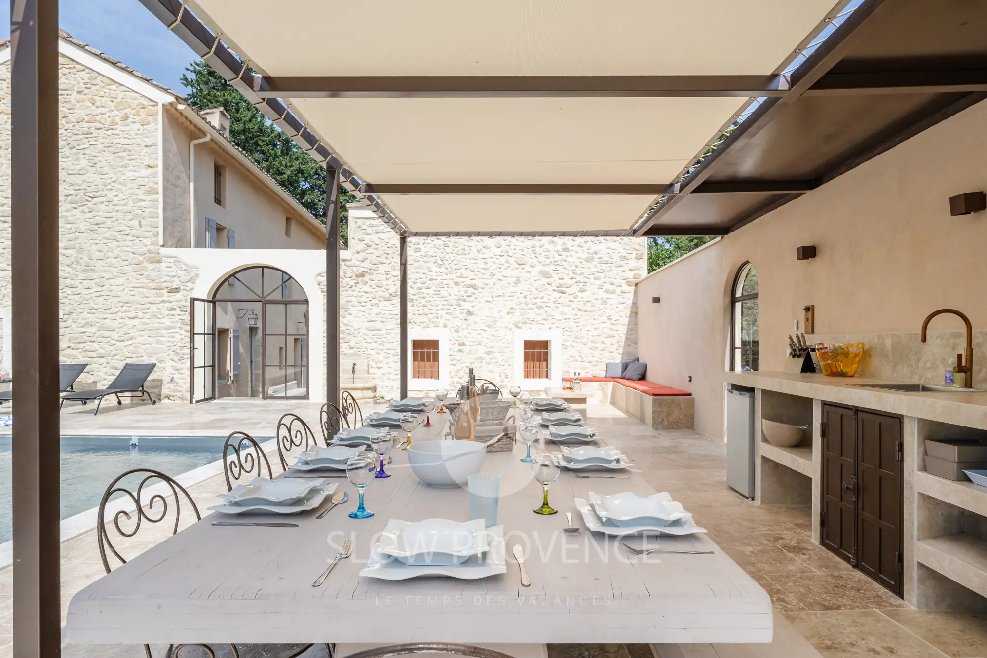 Schattiges und voll ausgestattetes Poolhaus