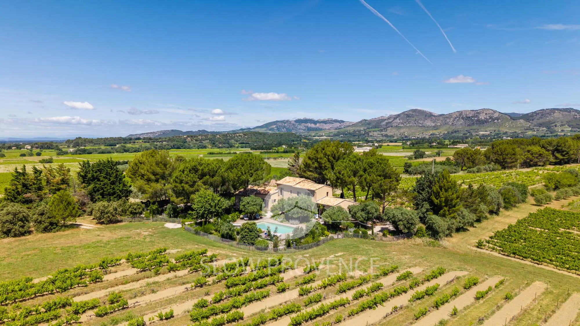 Mitten in den Weinbergen zwischen Mont-Ventoux und den Dentelles de Montmirail gelegen