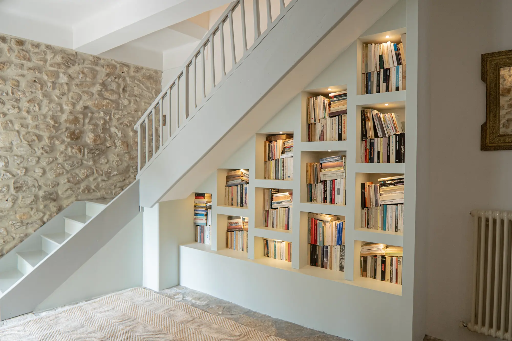 L'espace bibliothèque donnant également accès aux chambres