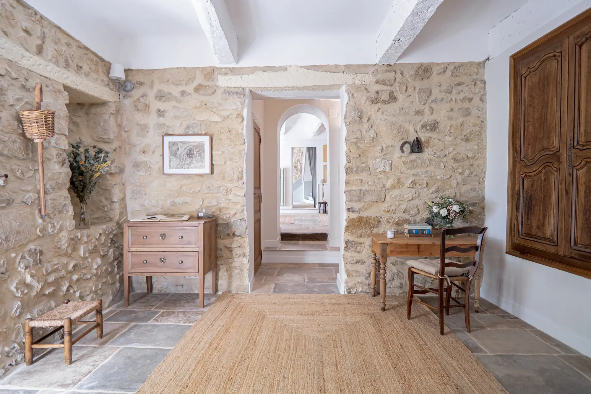 Un endroit à la décoration épurée et provençale