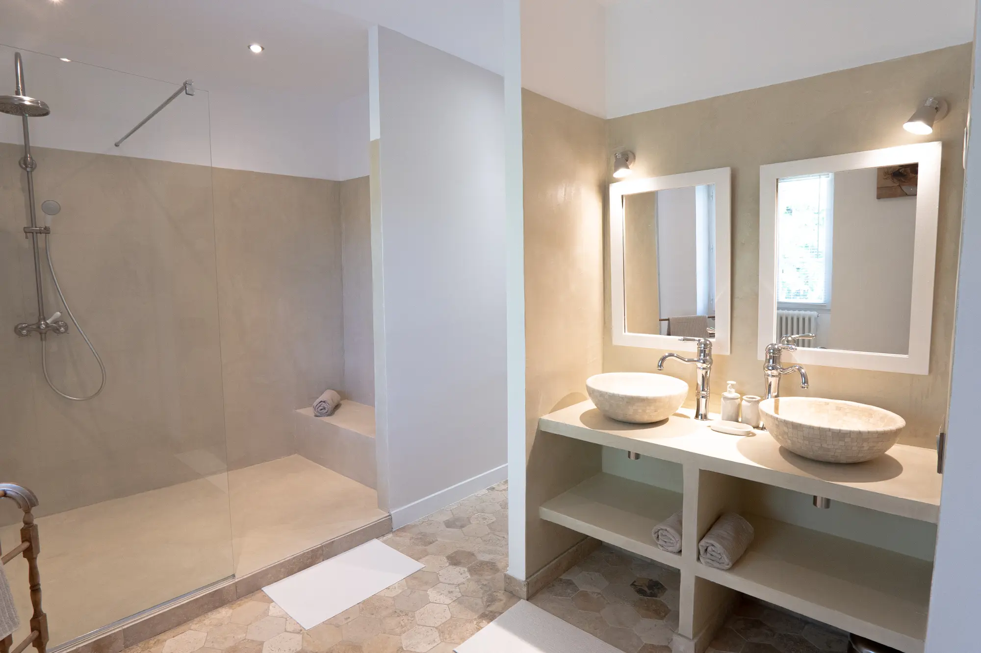 Private shower room - bedroom 7