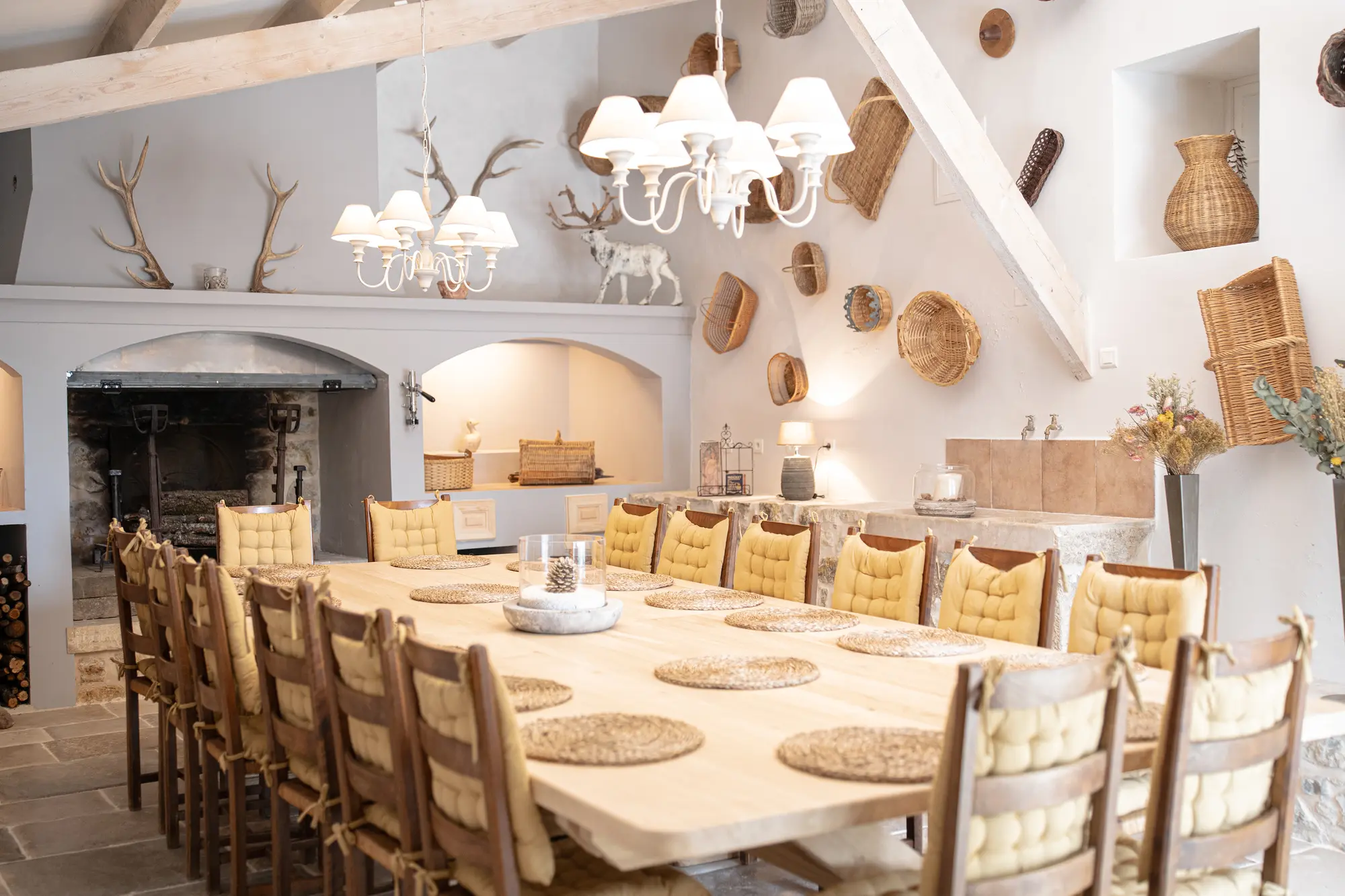 A large dining room to enjoy good times with family or friends