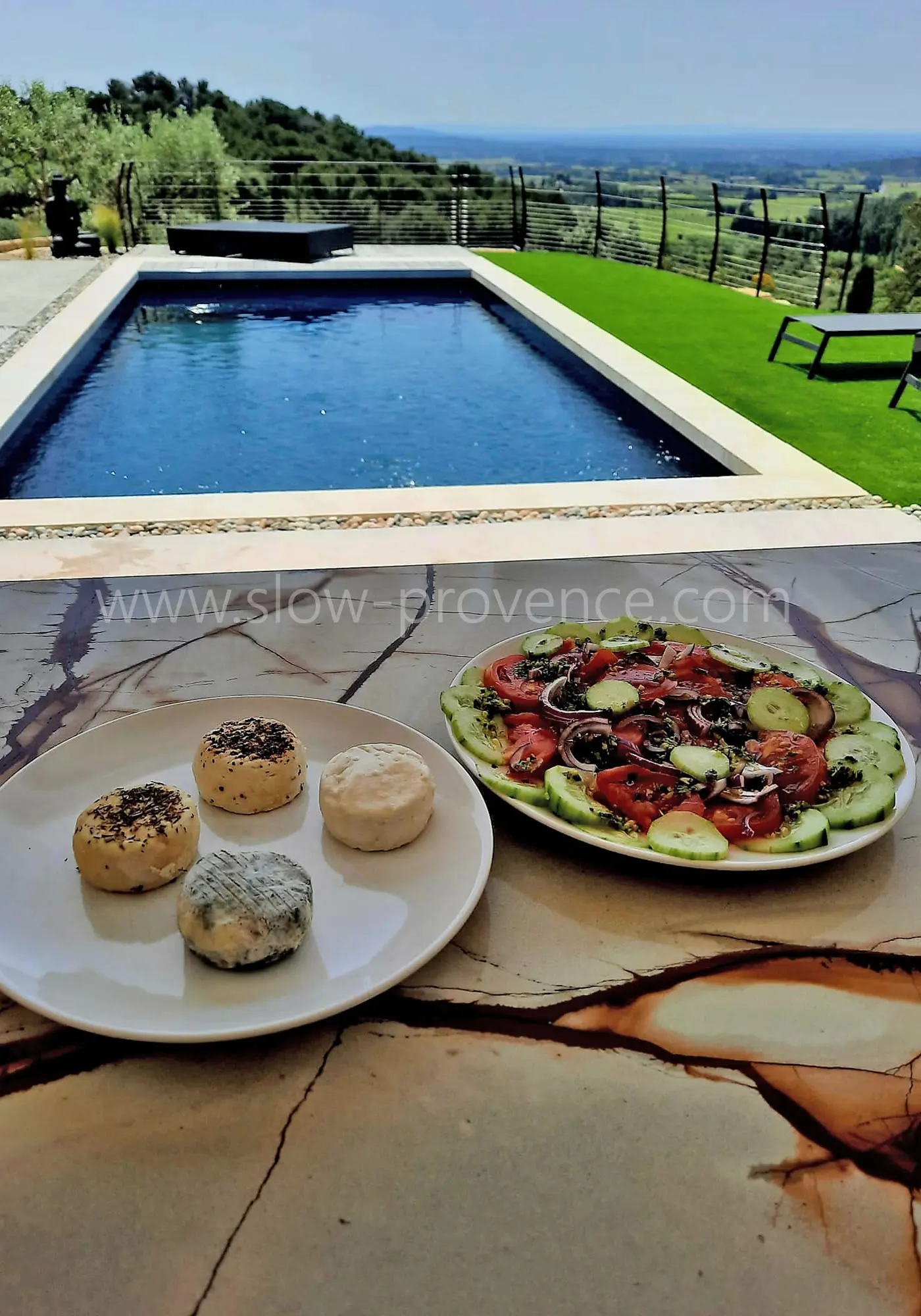 Drankjes bij het zwembadhuis