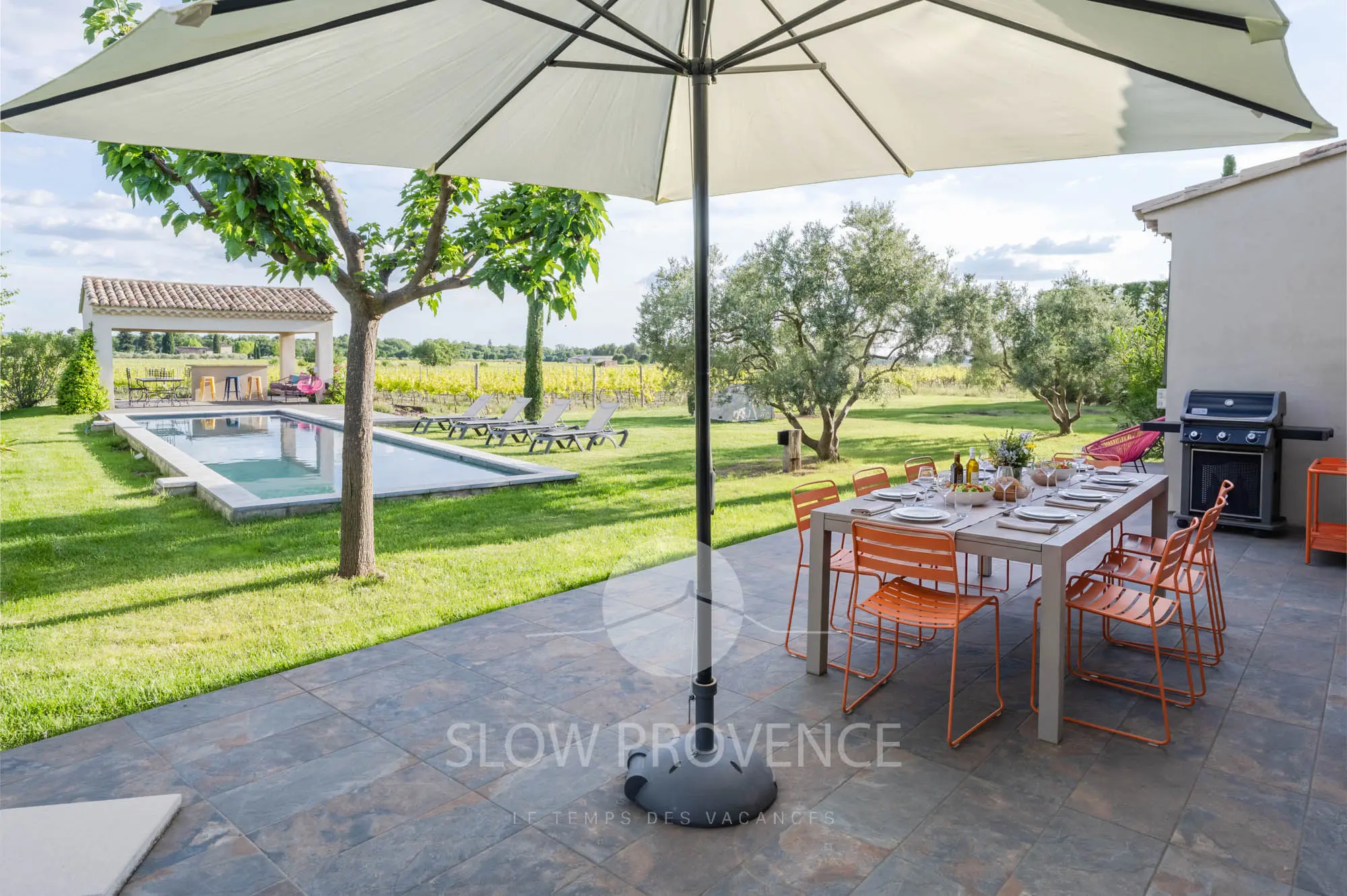 Een aangenaam terras voor zomerse maaltijden bij het zwembad.