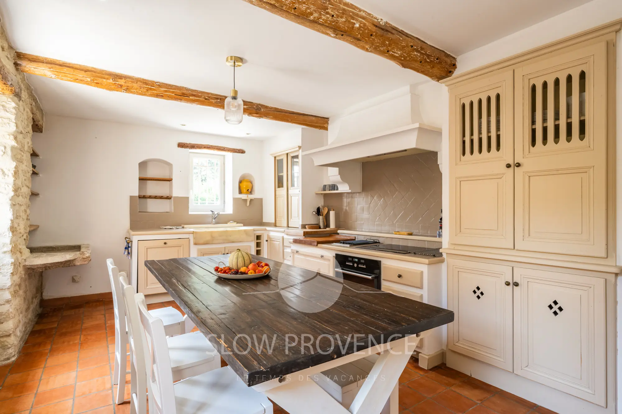 Voll ausgestattete Küche