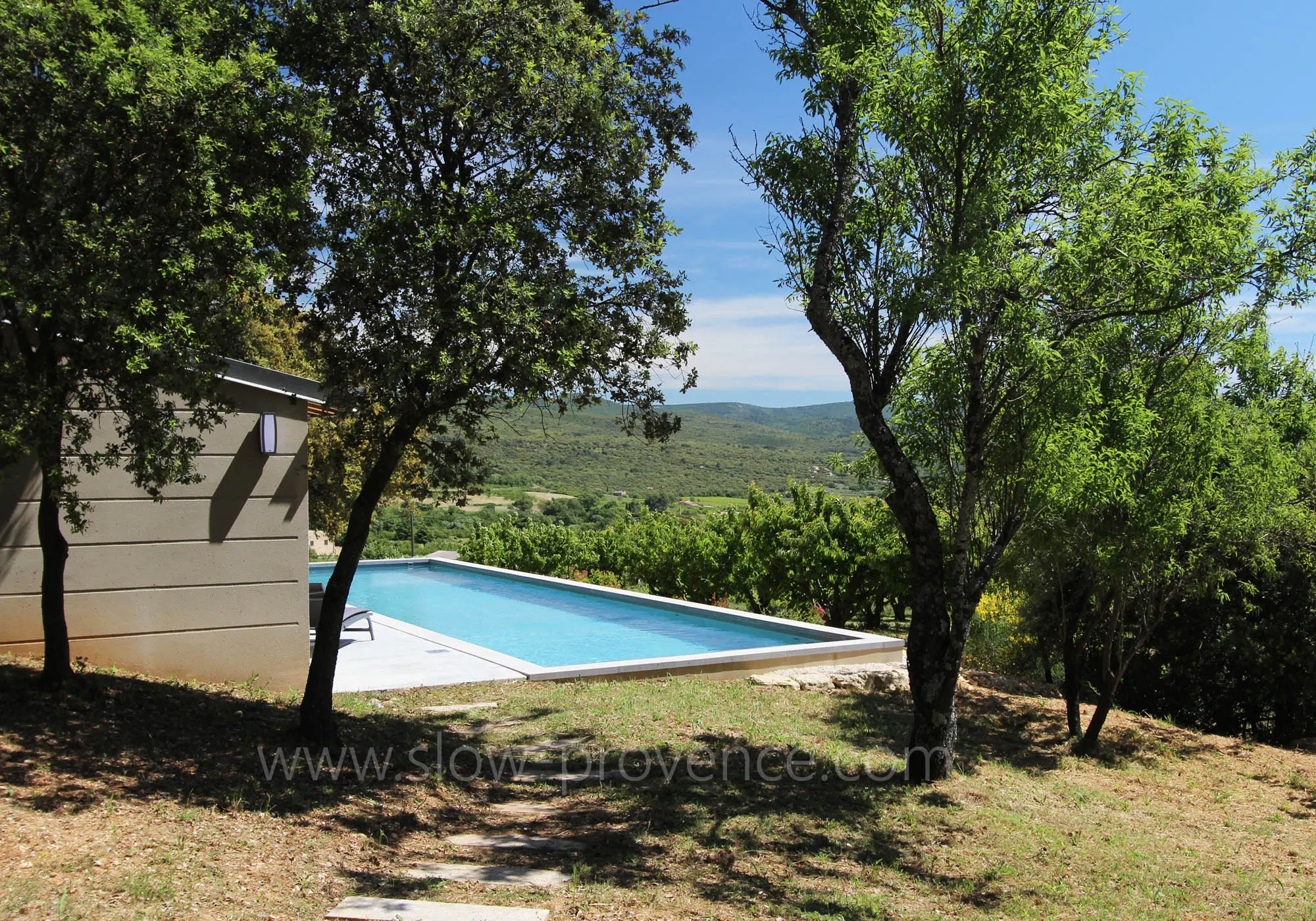 L'espace piscine sur le côté de la maison