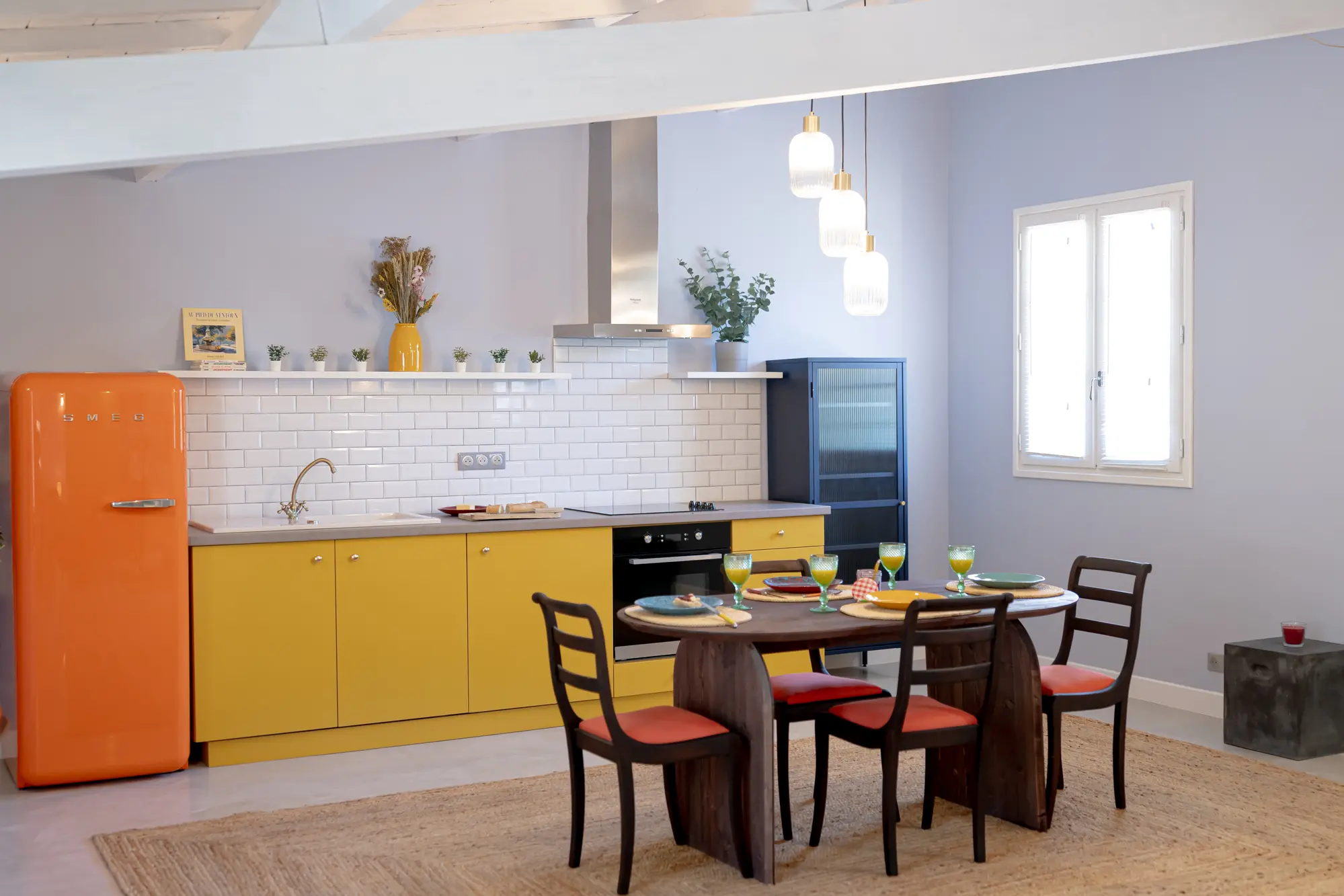 Cuisine et salle à manger colorées et conviviales