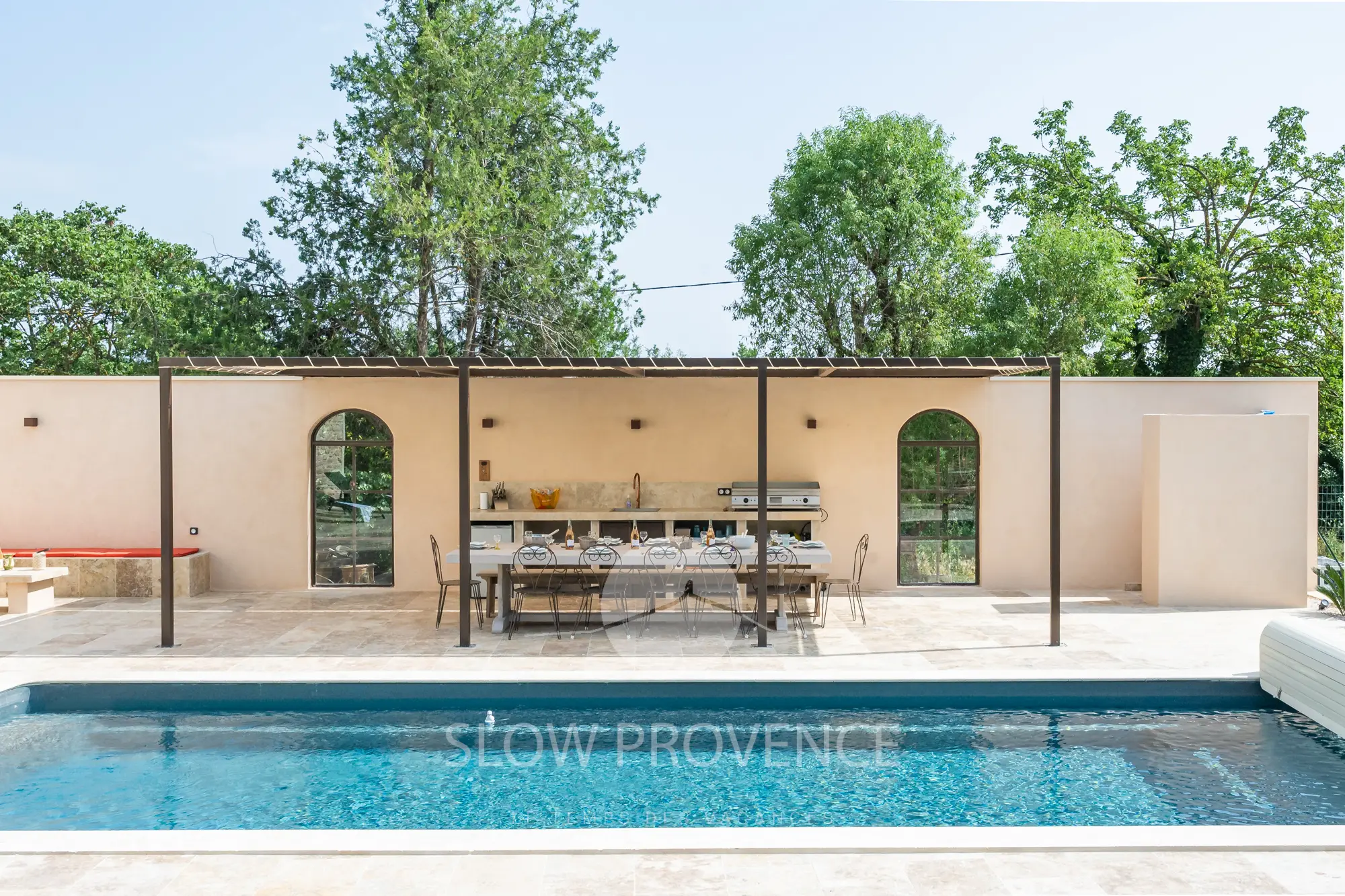 Schattiger Bereich, um den Swimmingpool zu genießen