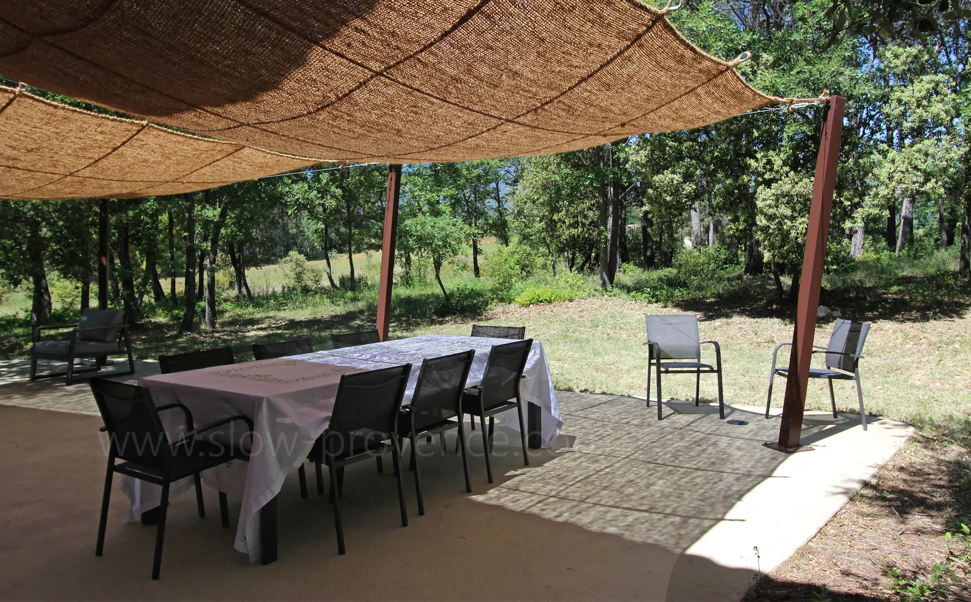 Von der Küche aus Zugang zur waldseitigen Terrasse