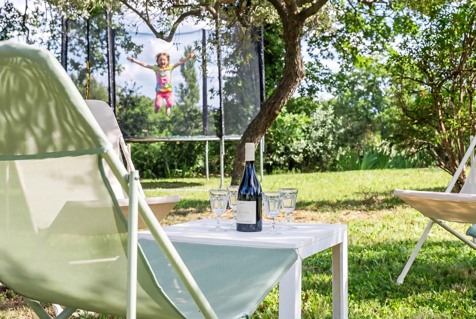 Coin détente pour les parents, près du trampoline