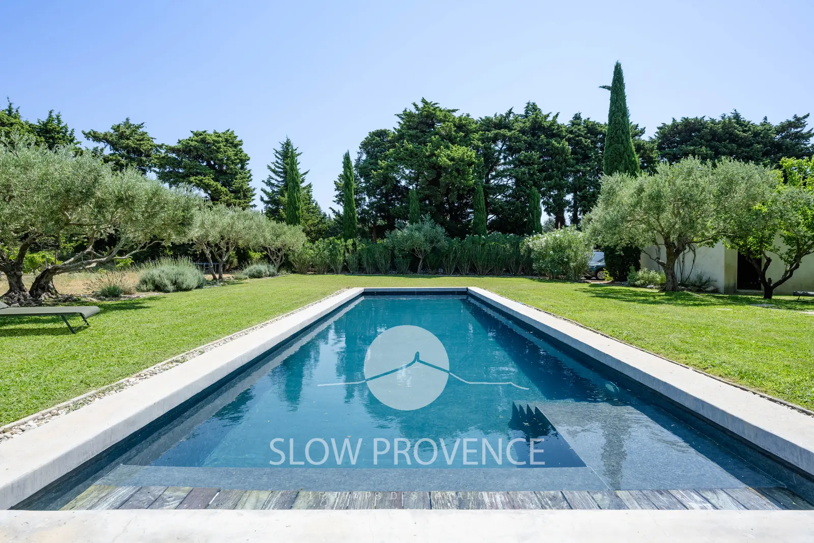 Large private pool (13 x 4 m)