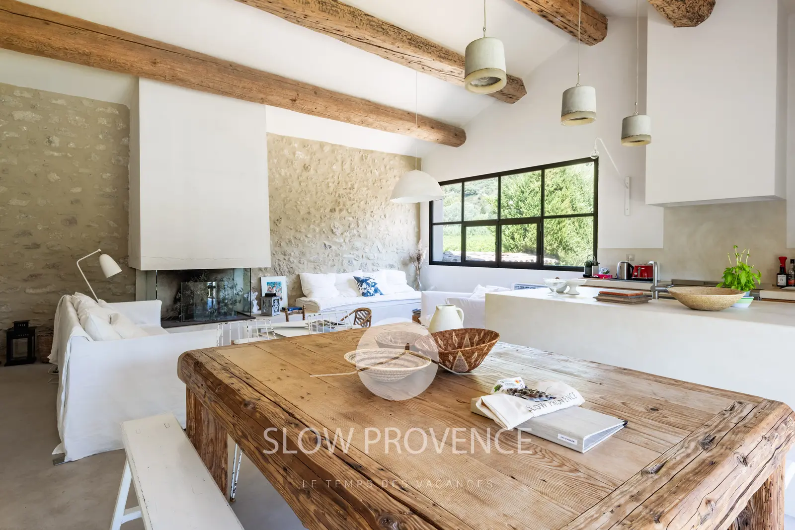 Stone, wood, concrete, iron, linen... raw materials in the spotlight