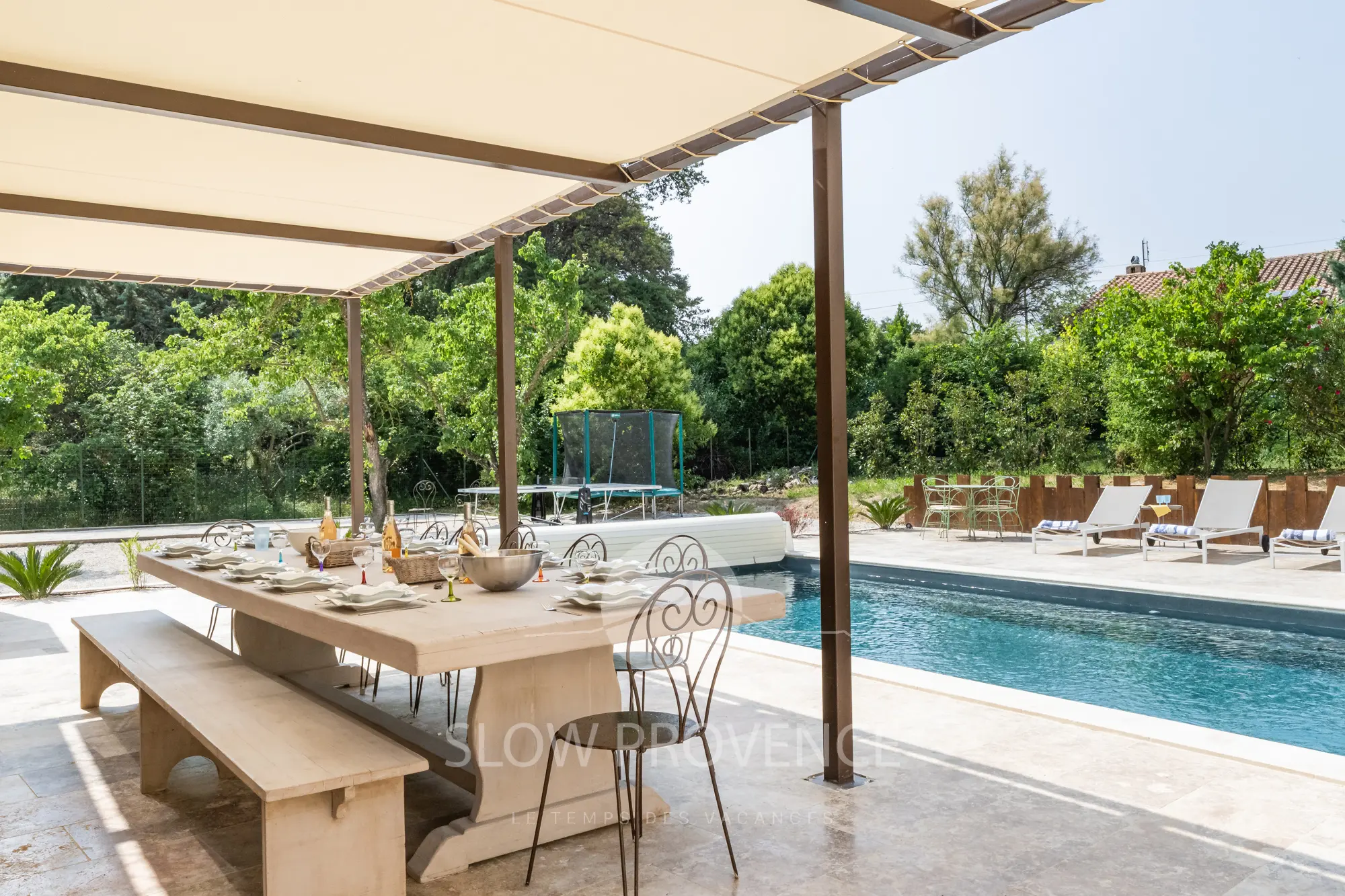 Gemeinsames Essen am Pool