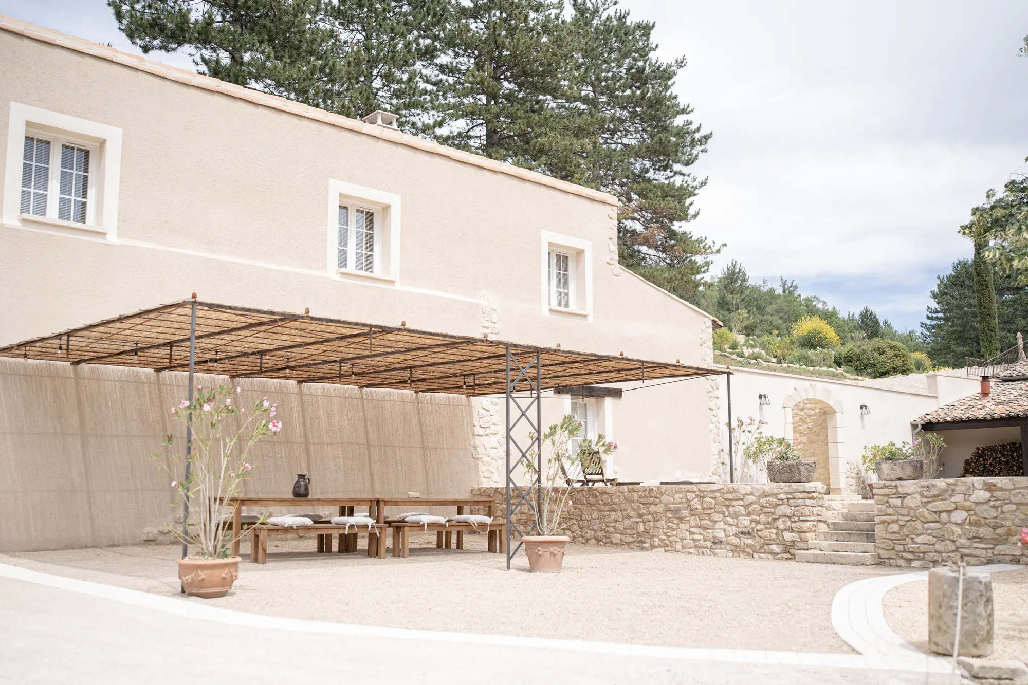 Espace extérieur ombragé pour des repas conviviaux