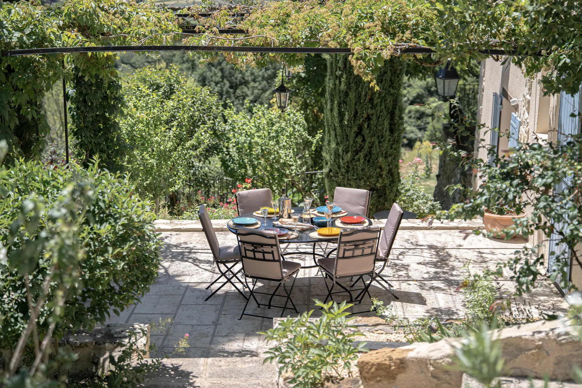 Plusieurs espaces ombragés pour profiter des extérieurs