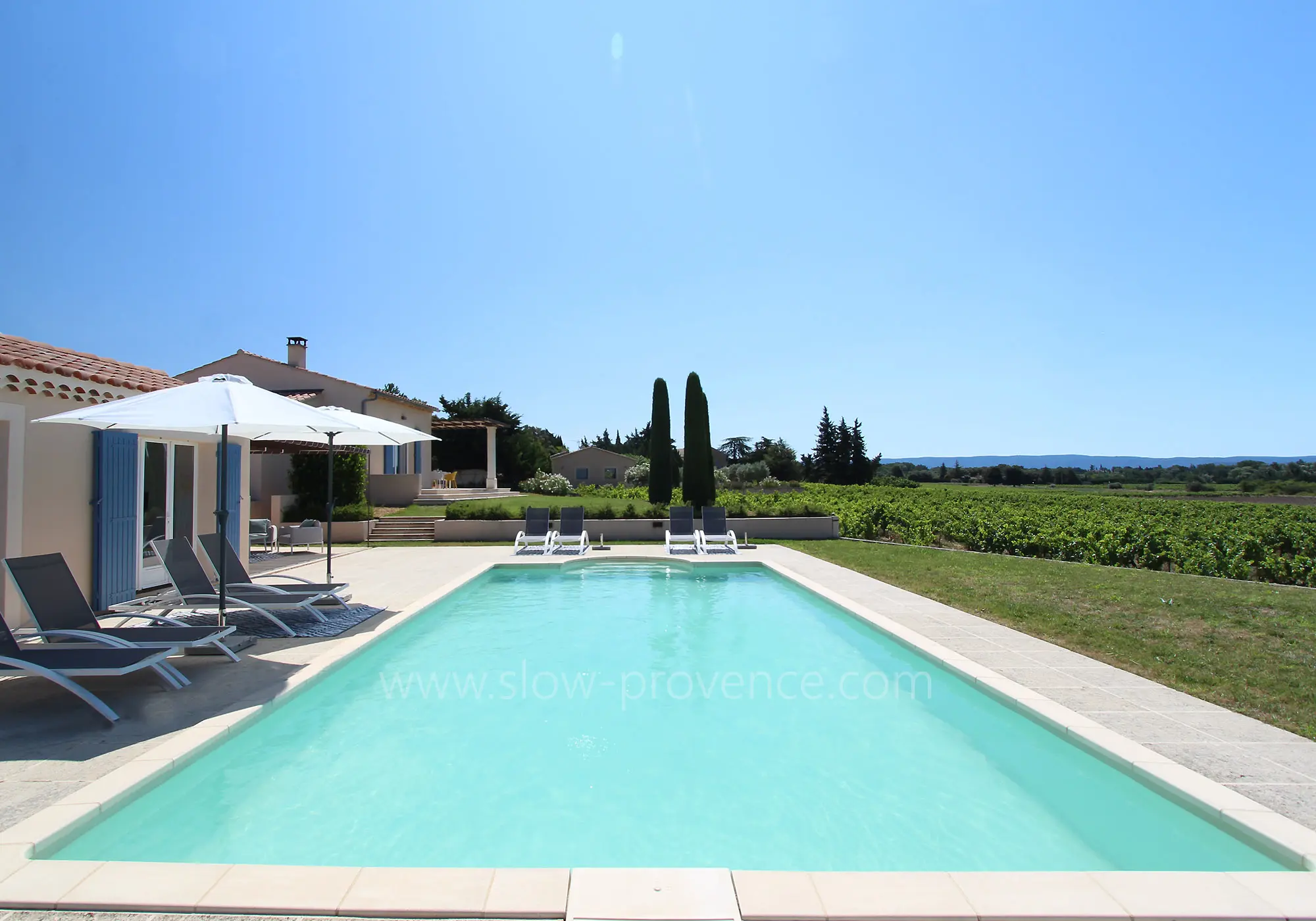 A lovely modern air-conditioned villa with views of the vineyards and Mont Ventoux