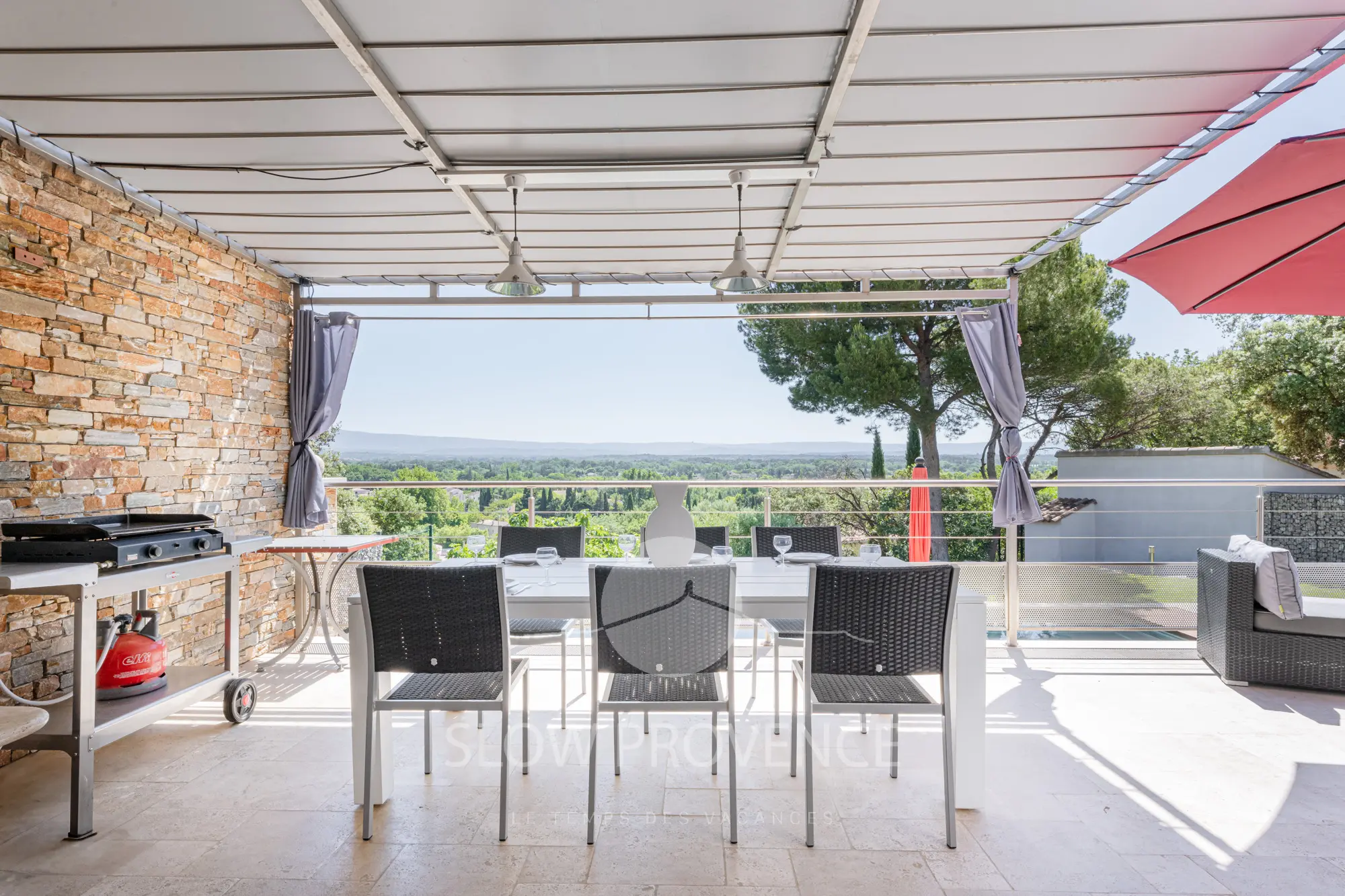 Prachtig schaduwrijk terras met uitzicht op het zwembad