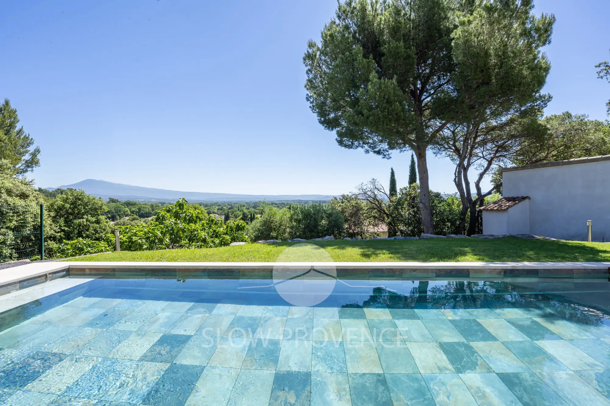 Prachtig zwembad met uitzicht op de Ventoux