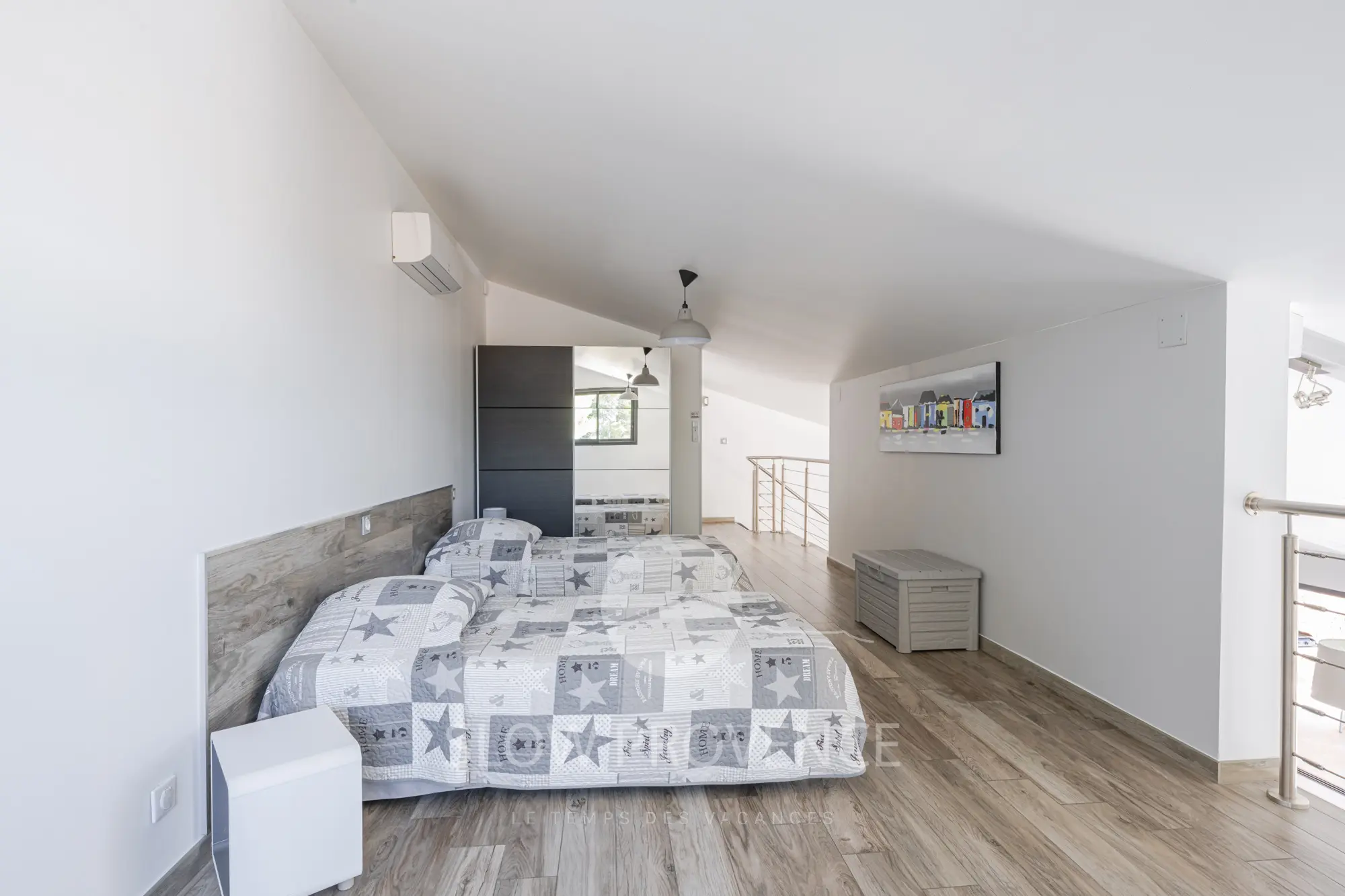 Slaapkamer 4 op de mezzanine met uitzicht op de woonkamer