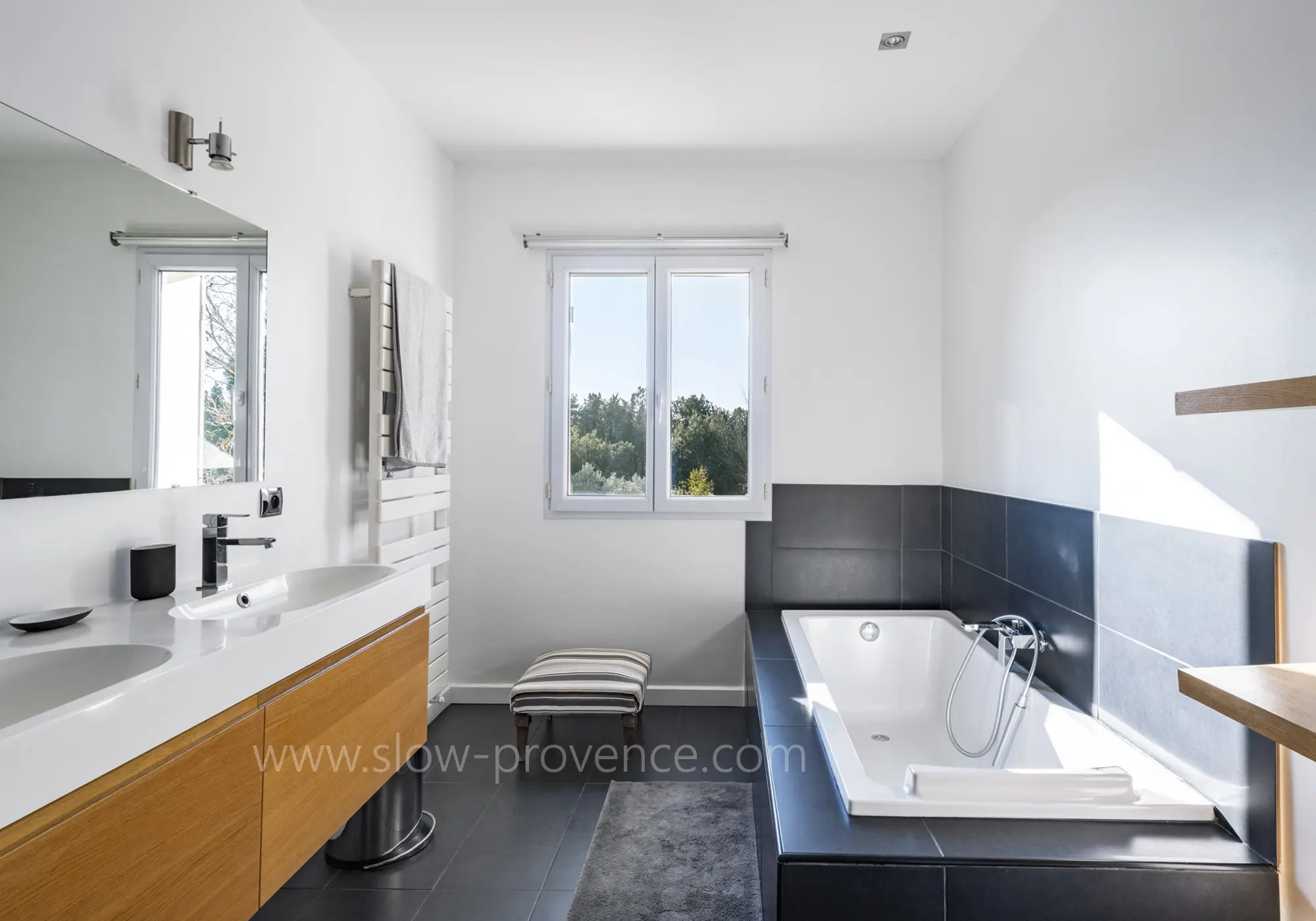 Shared bathroom for rooms 2 and 3