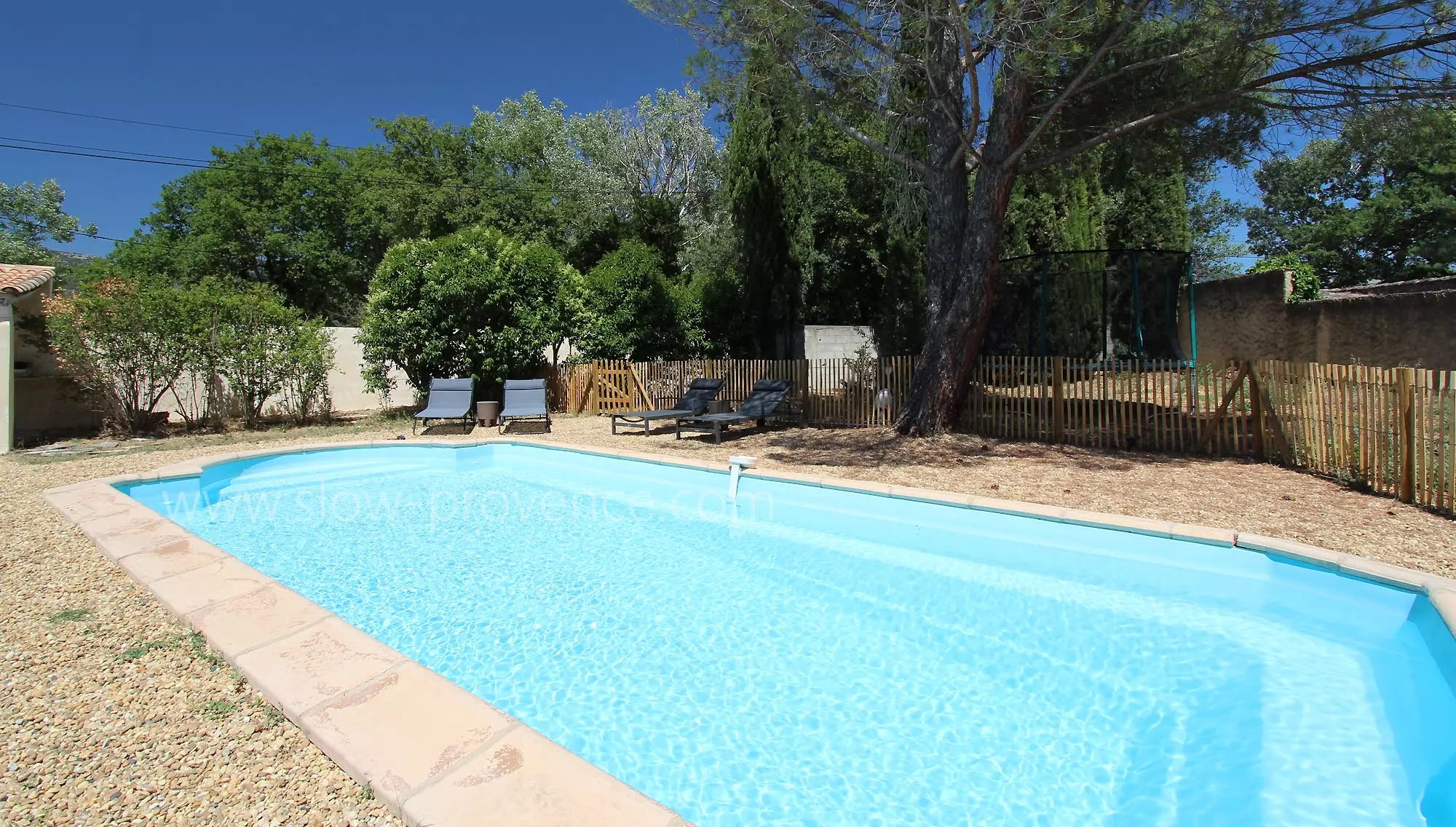 Villa proche du village, avec grand jardin clos et piscine chauffée
