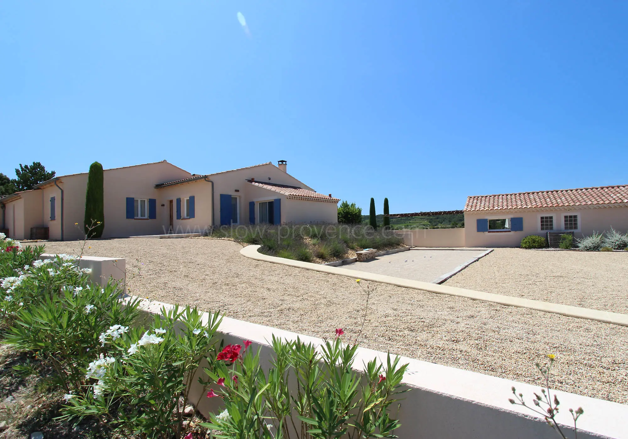 A wide walkway bordering the pétanque court