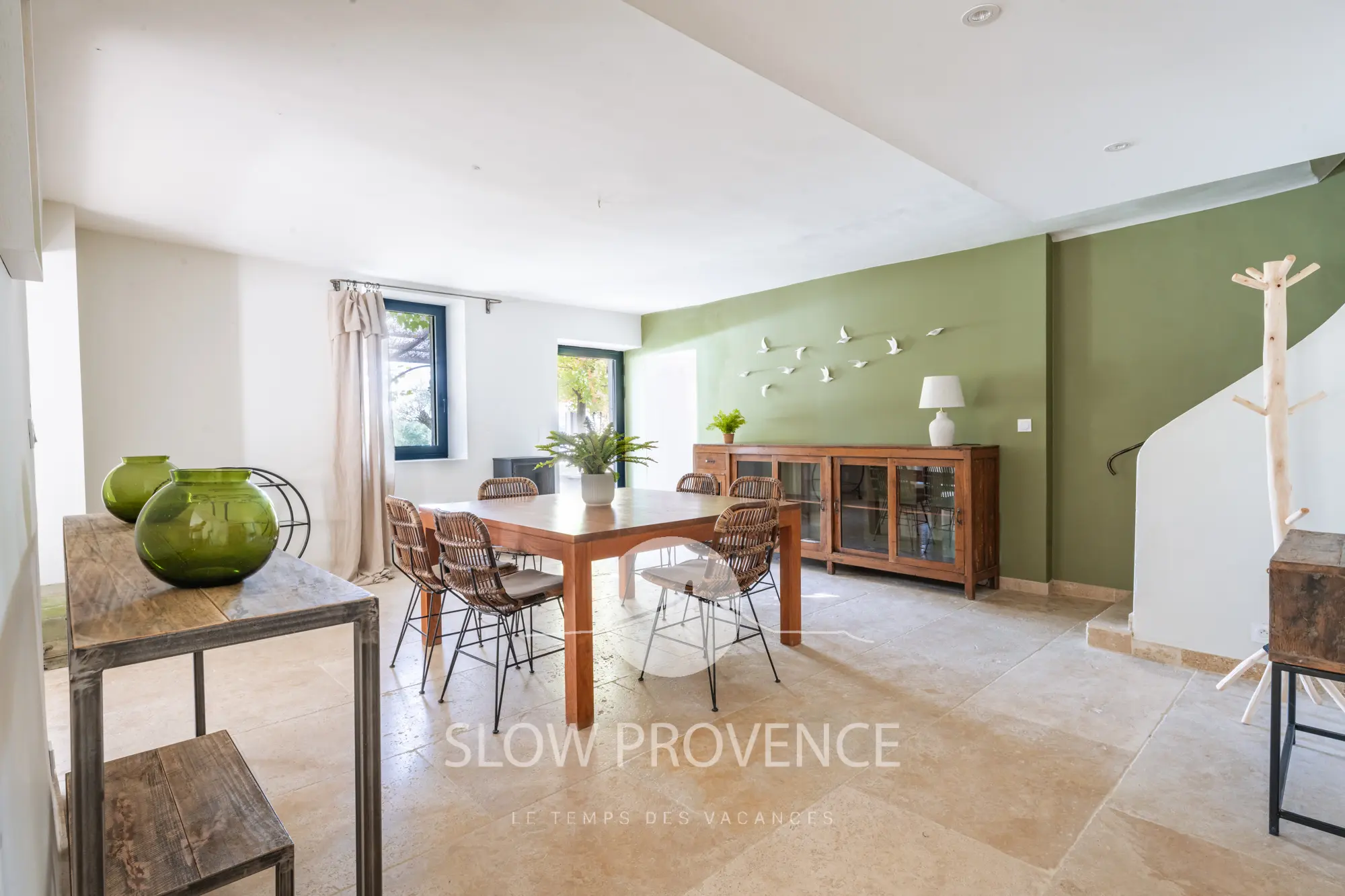 Salle à manger ouverte sur la terrasse