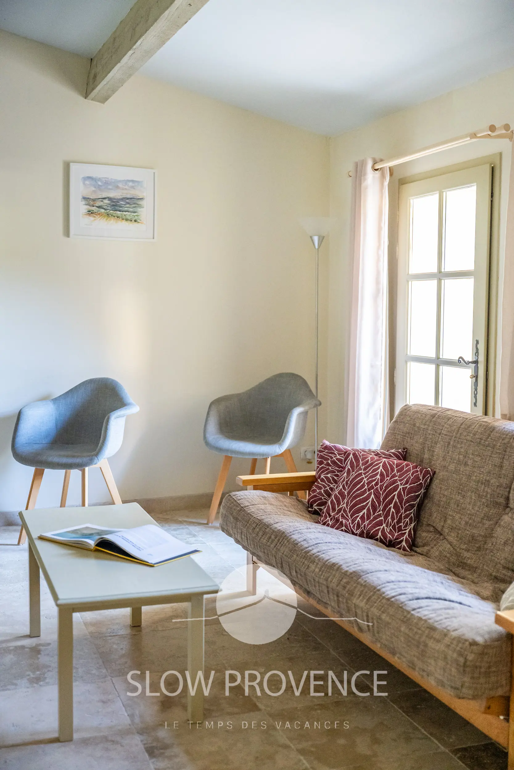 Clean and warm decor