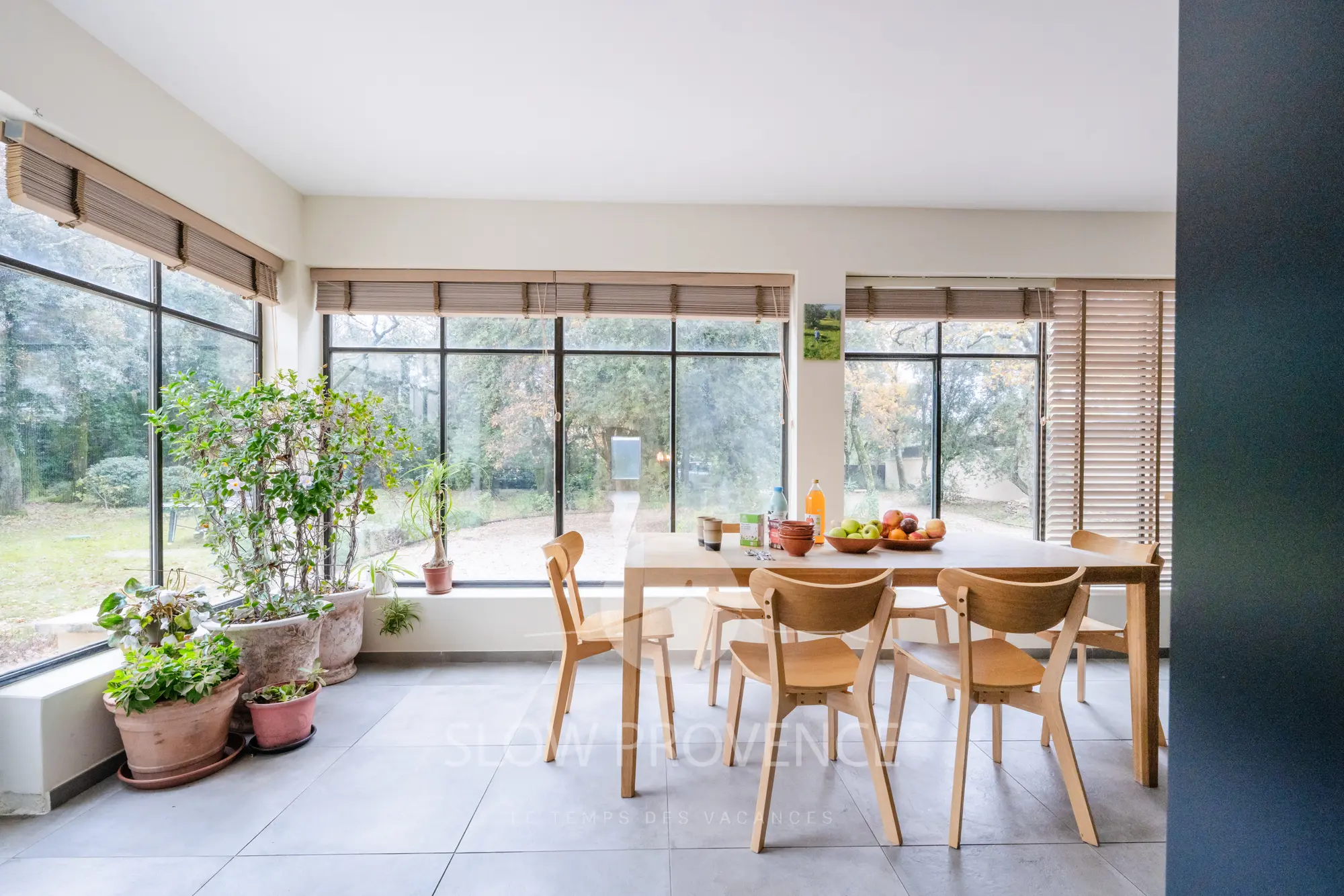 Cuisine entièrement vitrée avec une vue sur le jardin et la piscine