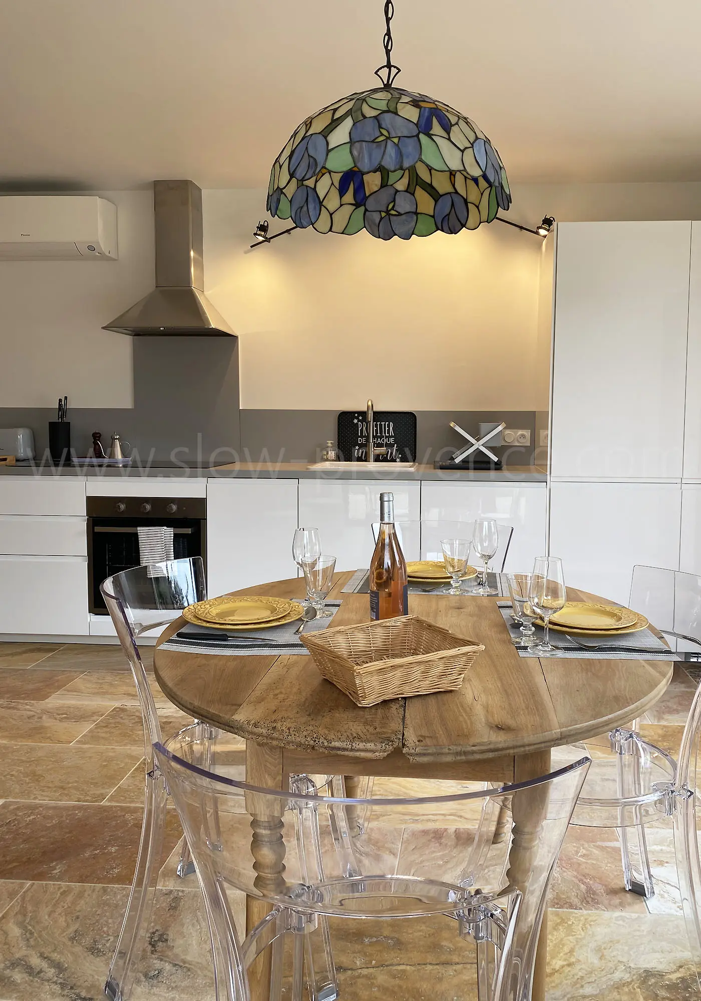 Apartment: Well-equipped kitchen