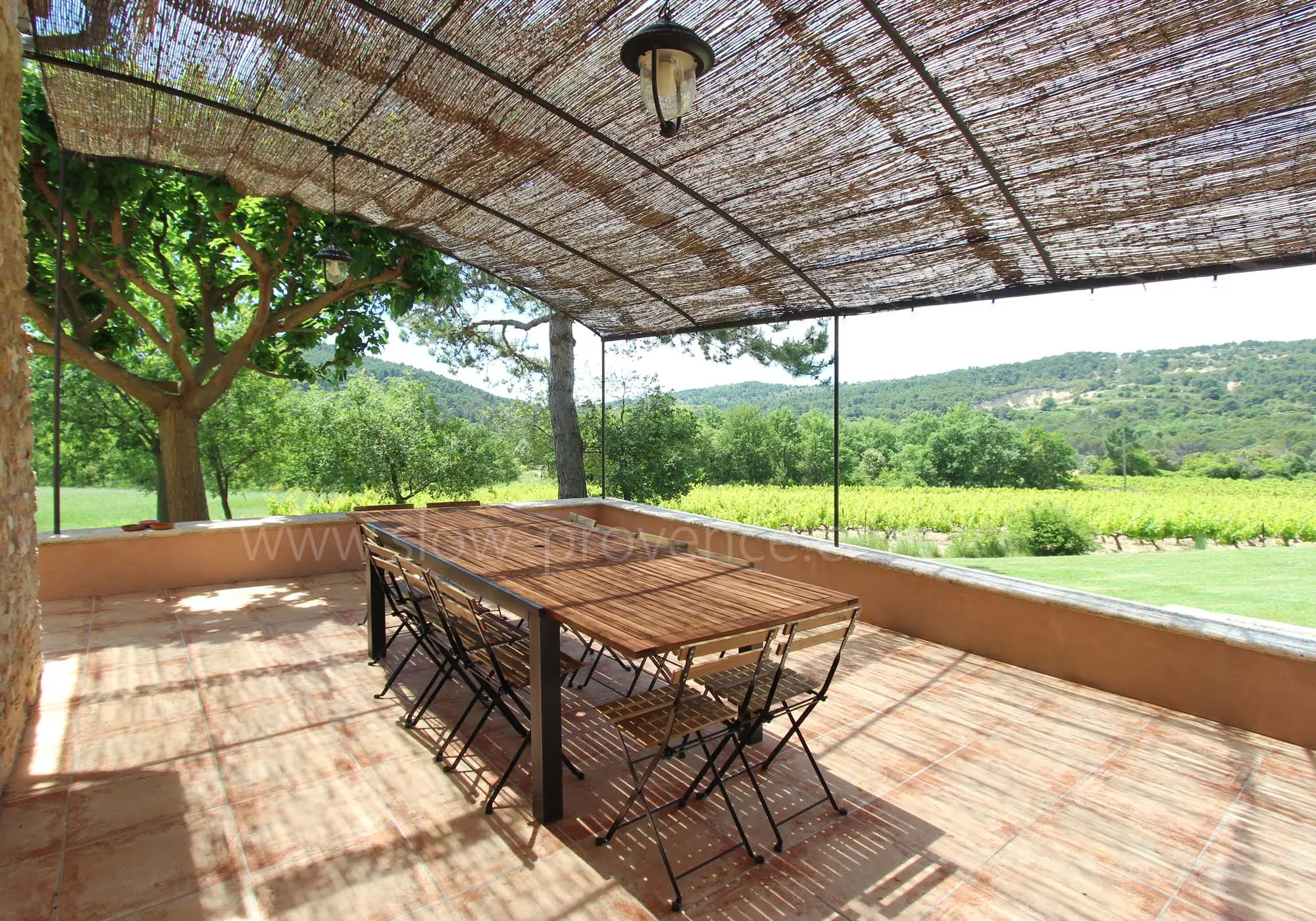 Eine große, schattige Terrasse vor der Küche