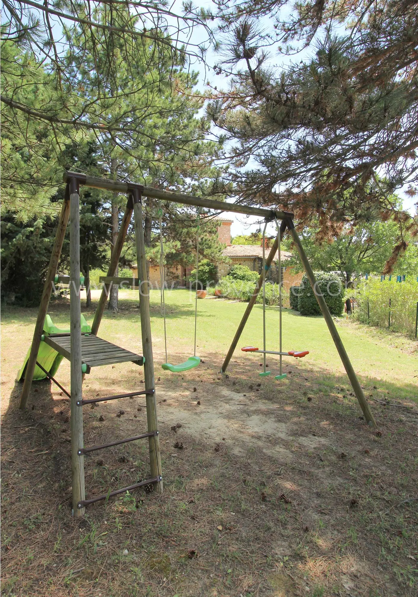 Avec un portique pour les enfants