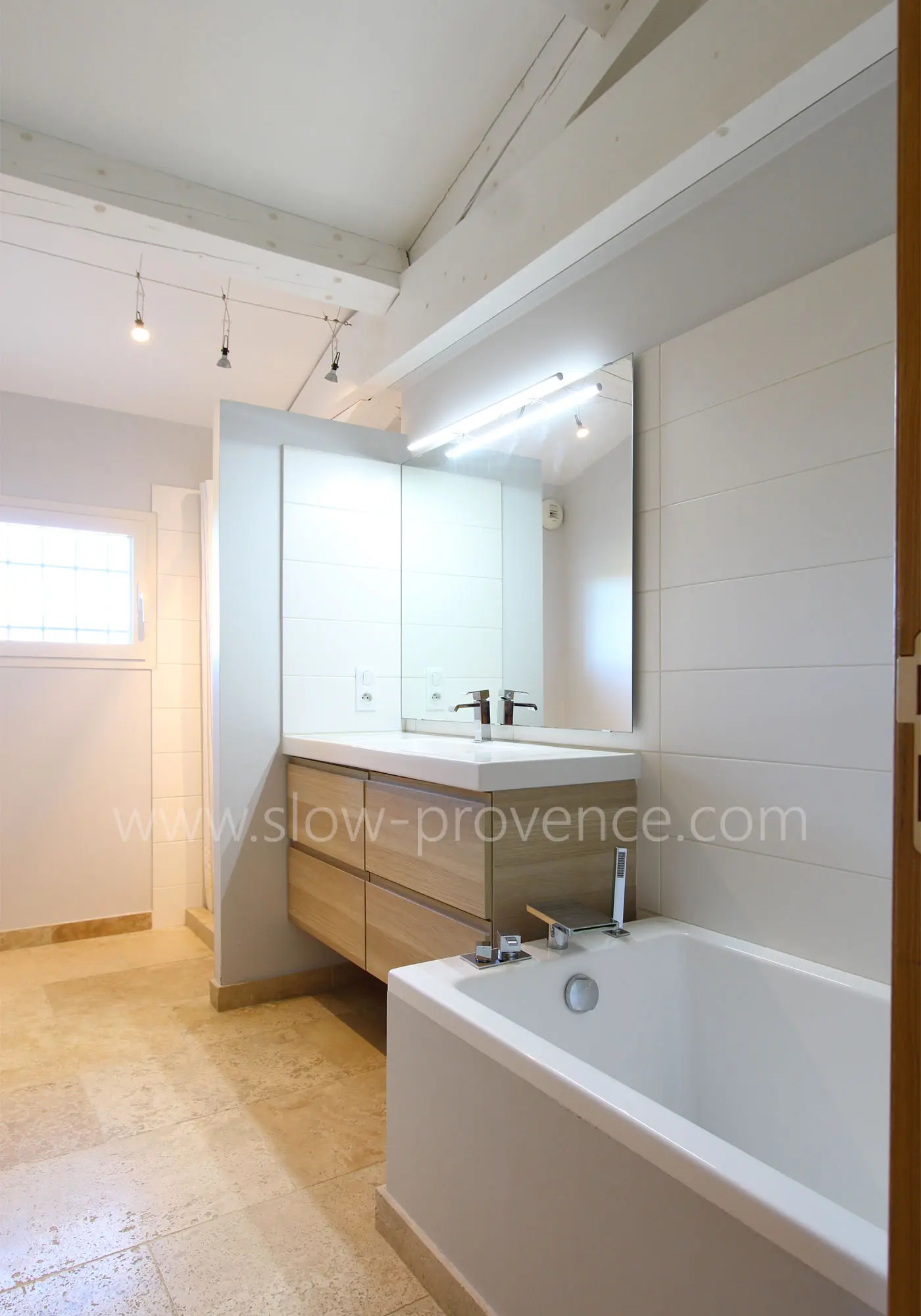 Salle de bain partagée entre la chambre 2 et la chambre 3