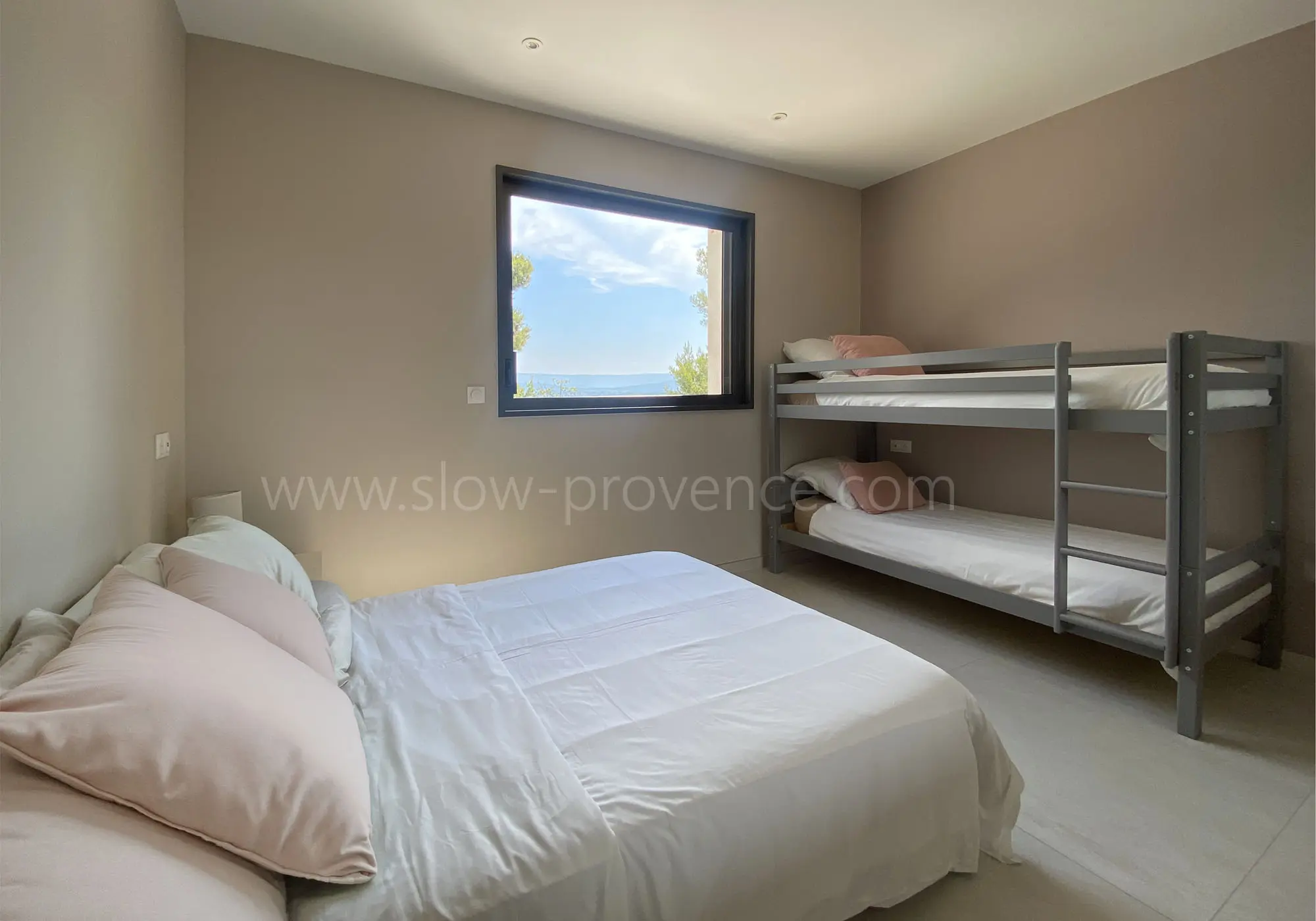 Chambre 3 avec lit double et lits superposés