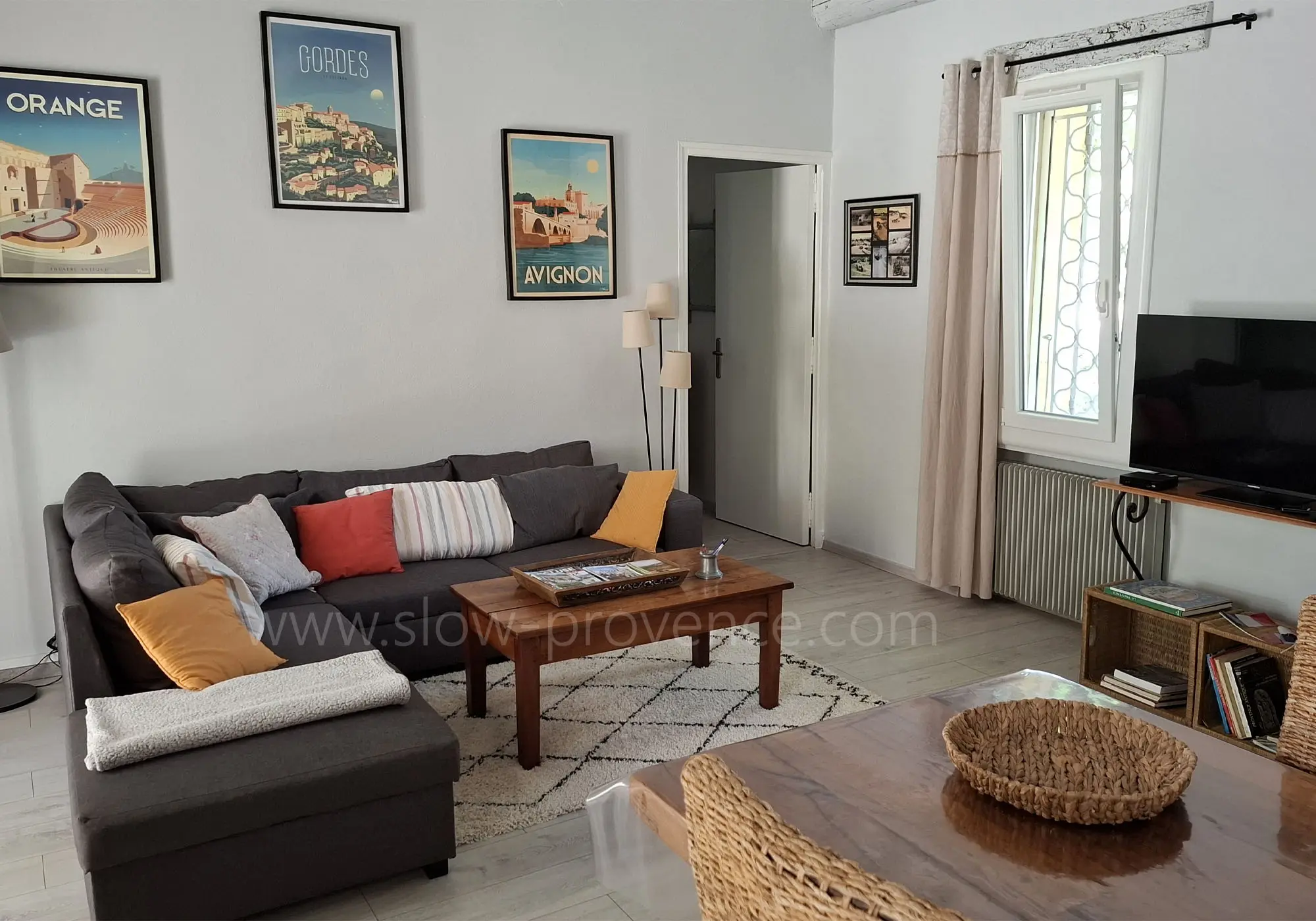 Salon avec télévison