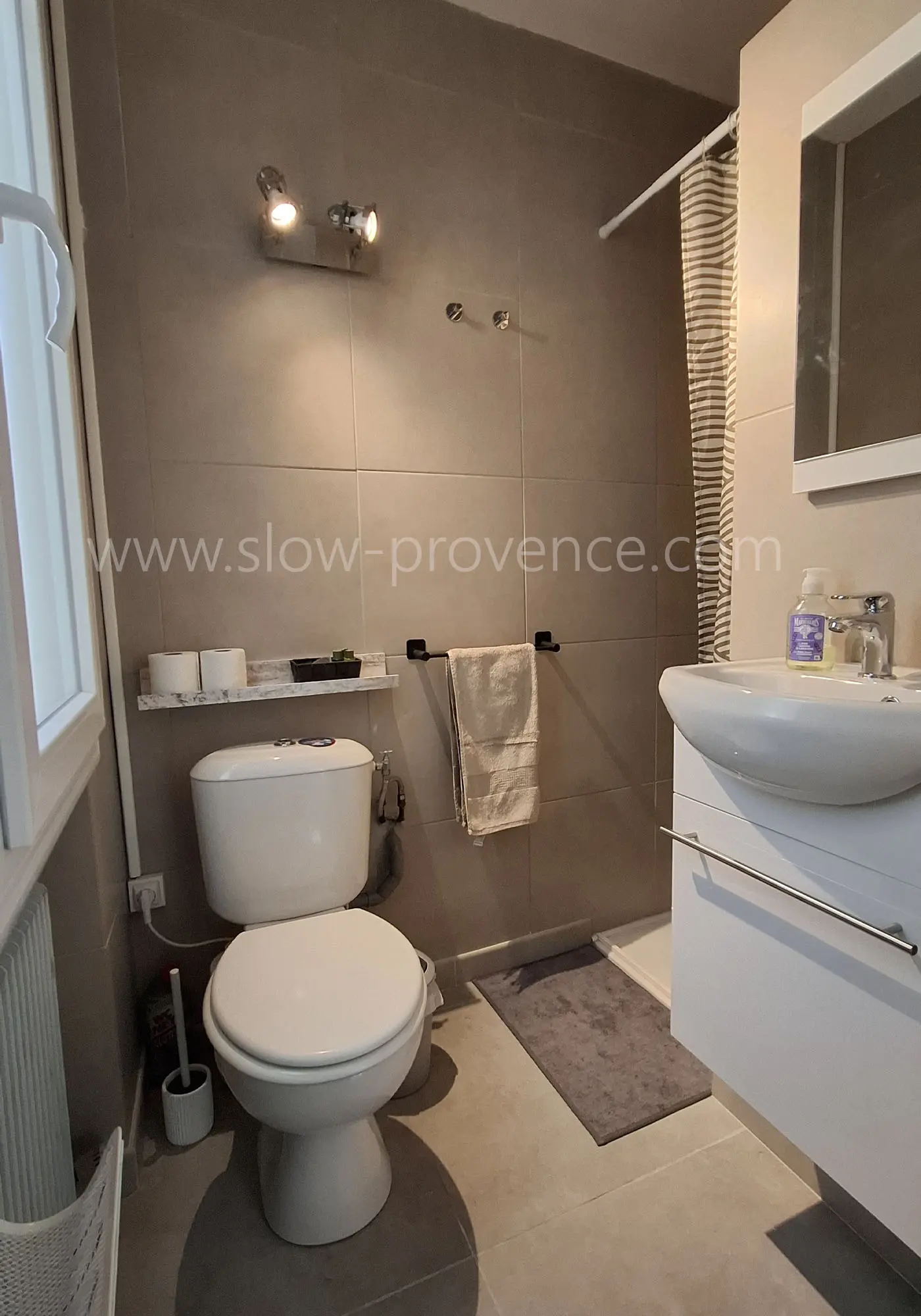 Salle de douche privée avec WC