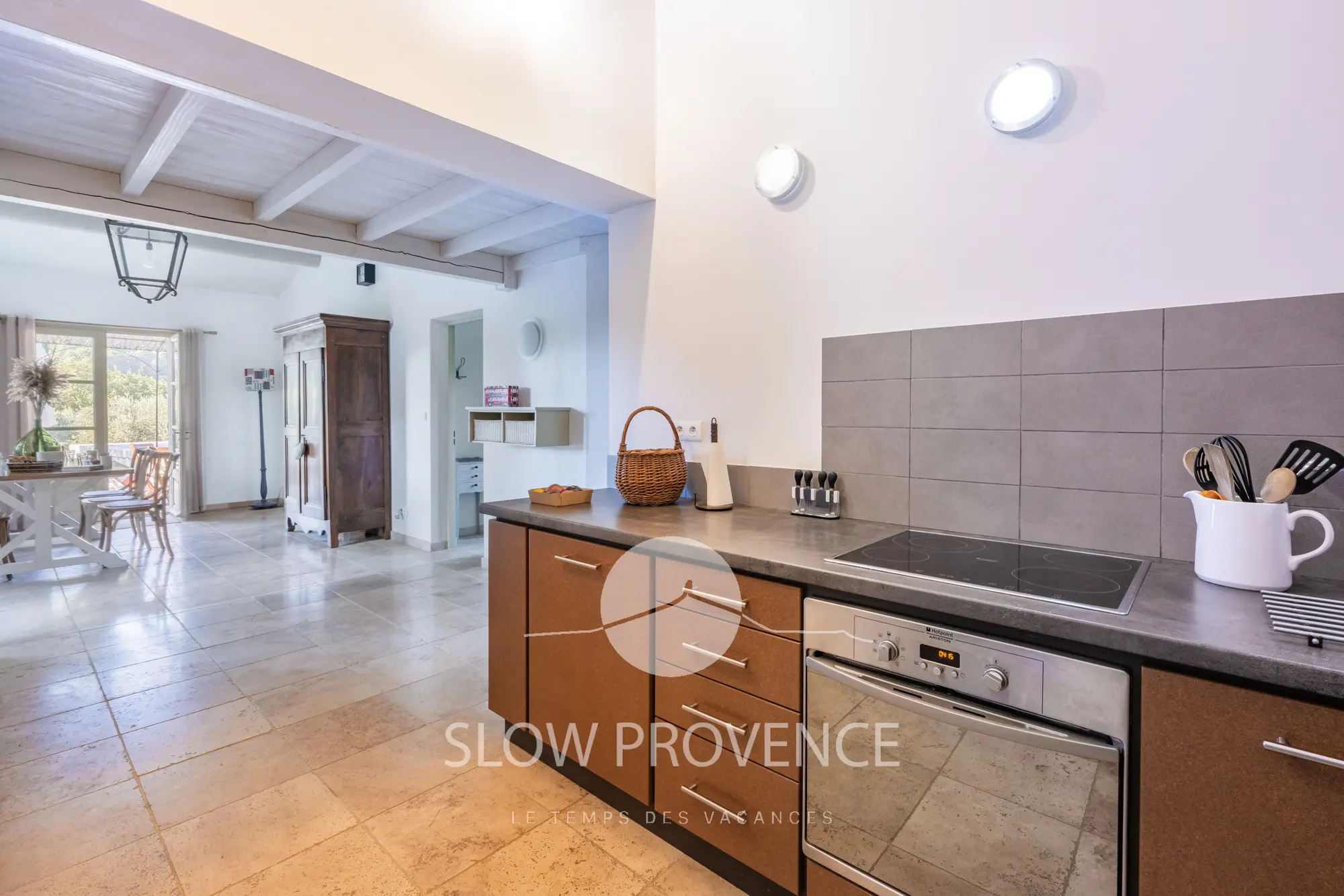 Fully equipped and bright kitchen