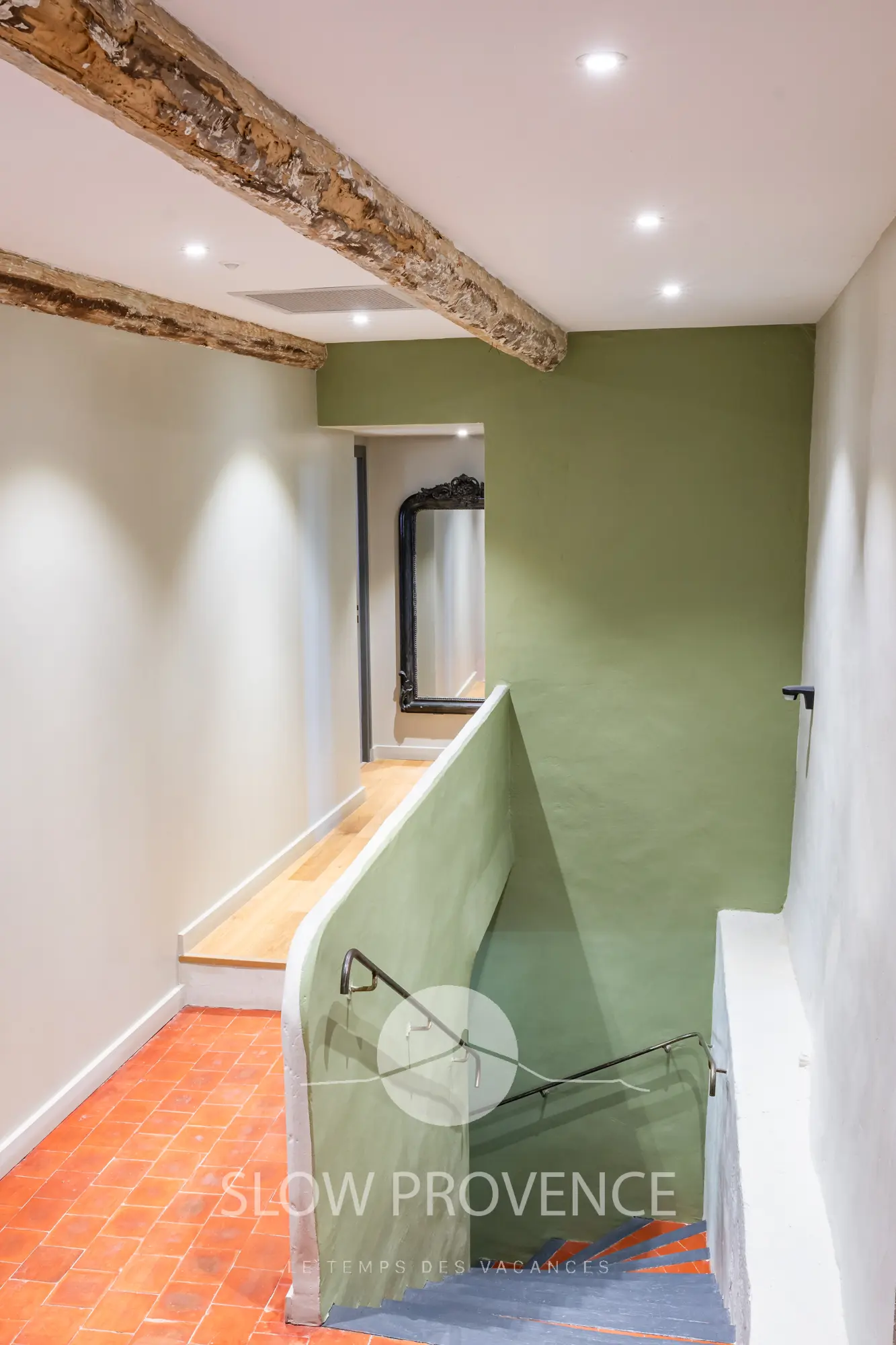 Montée d'escalier avec ses tomettes en terre cuite