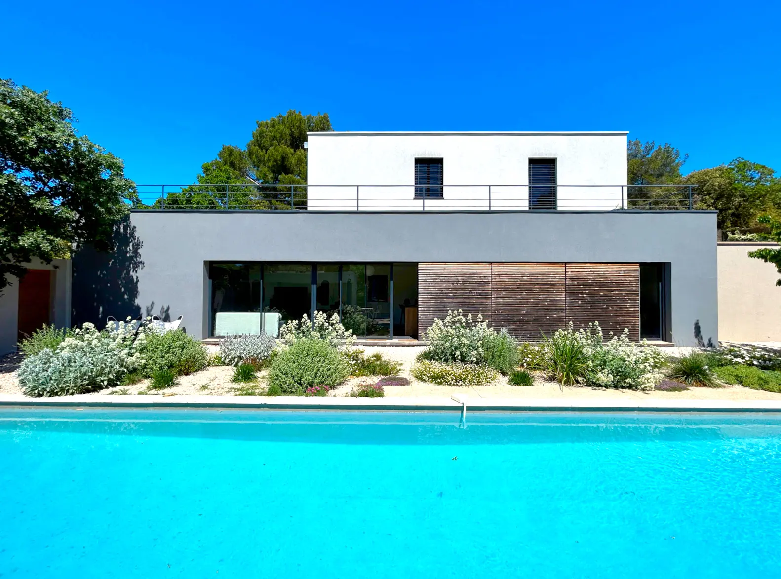 Modern villa in the heart of Provence