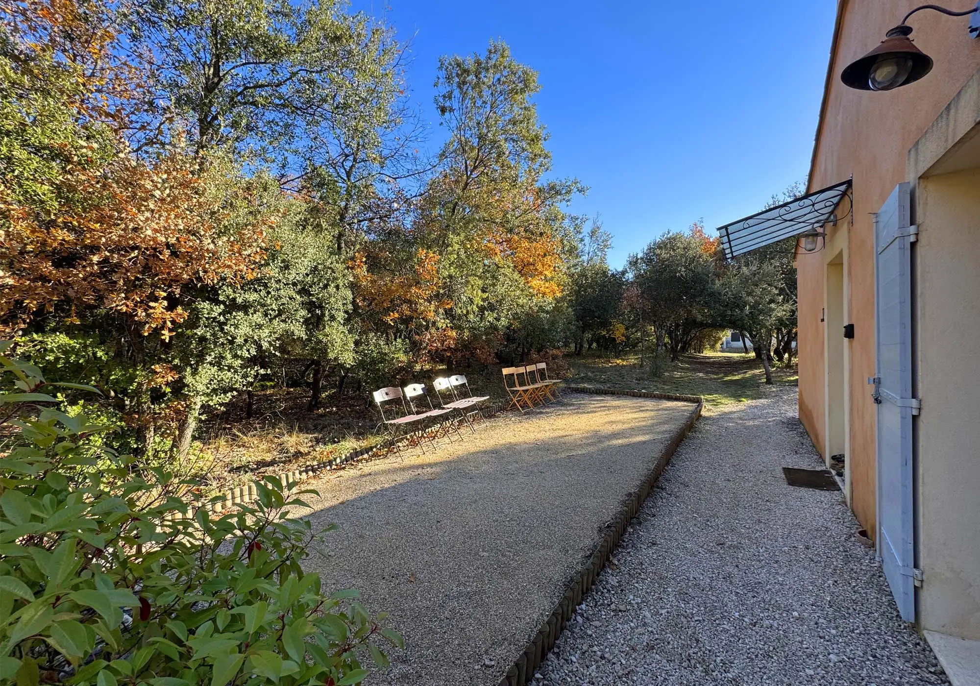 Terrain de pétanque en lisière de forêt