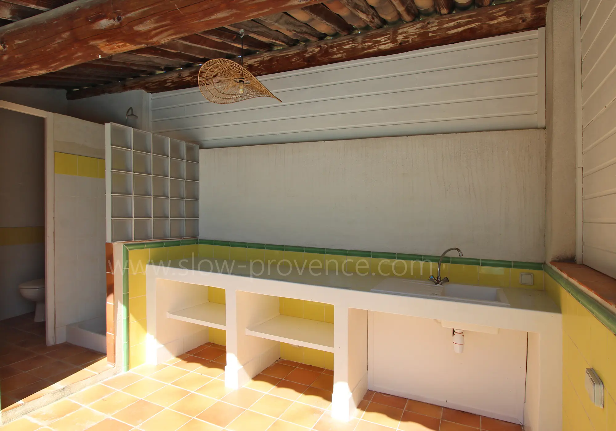 Poolüberdachung mit Duschraum, Toilette und Waschbecken