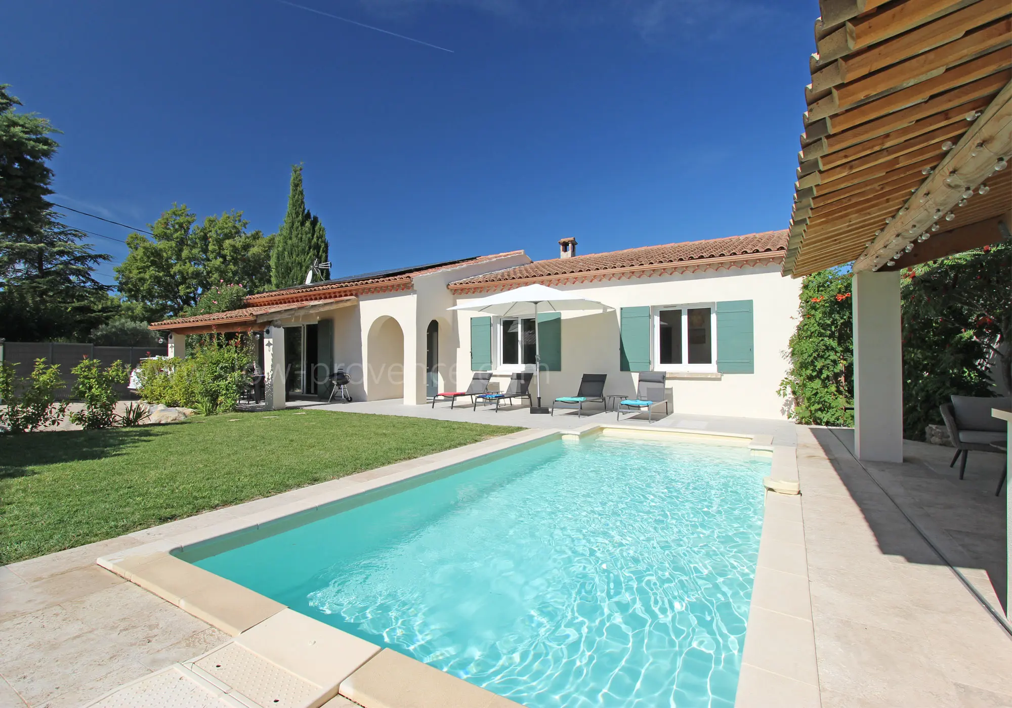 Groot zonnig zwembad