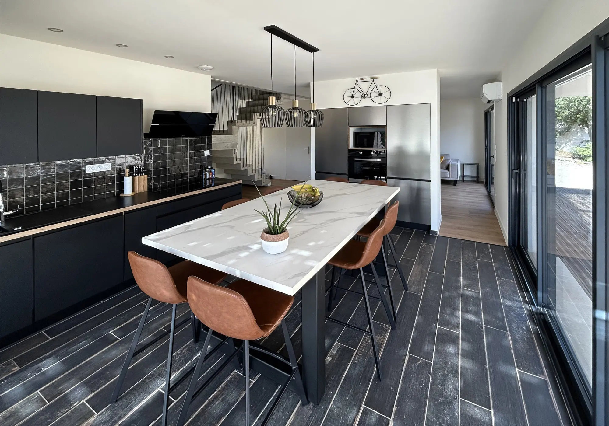 Grande pièce de vie lumineuse