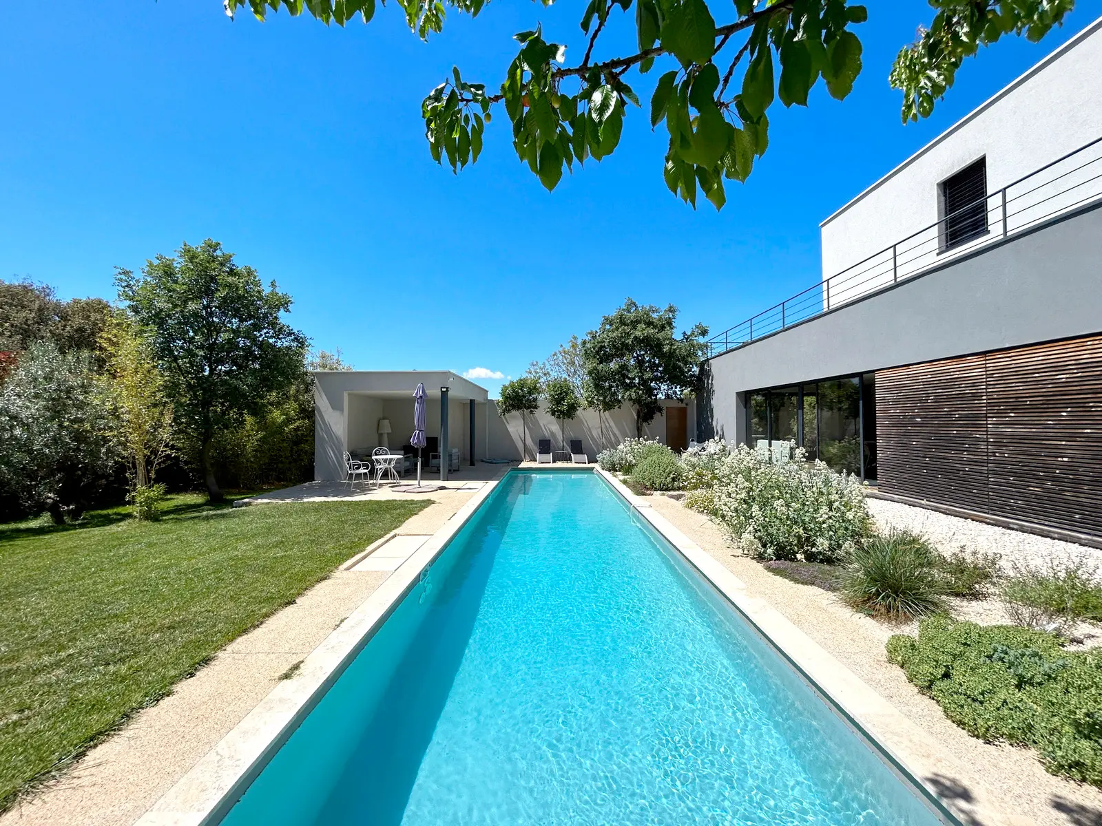 Outdoor area designed for relaxing moments around the pool