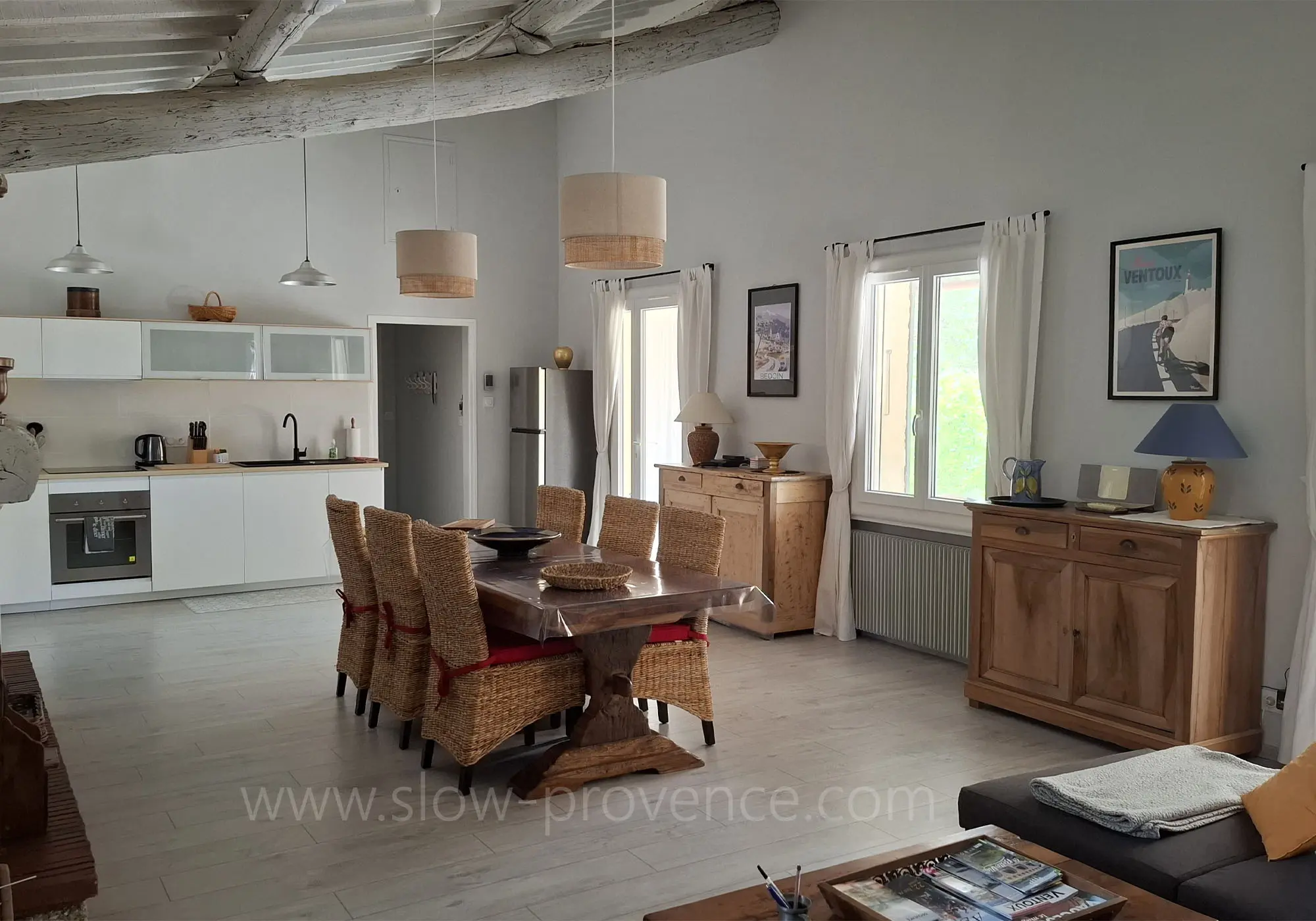 Grande pièce de vie lumineuse